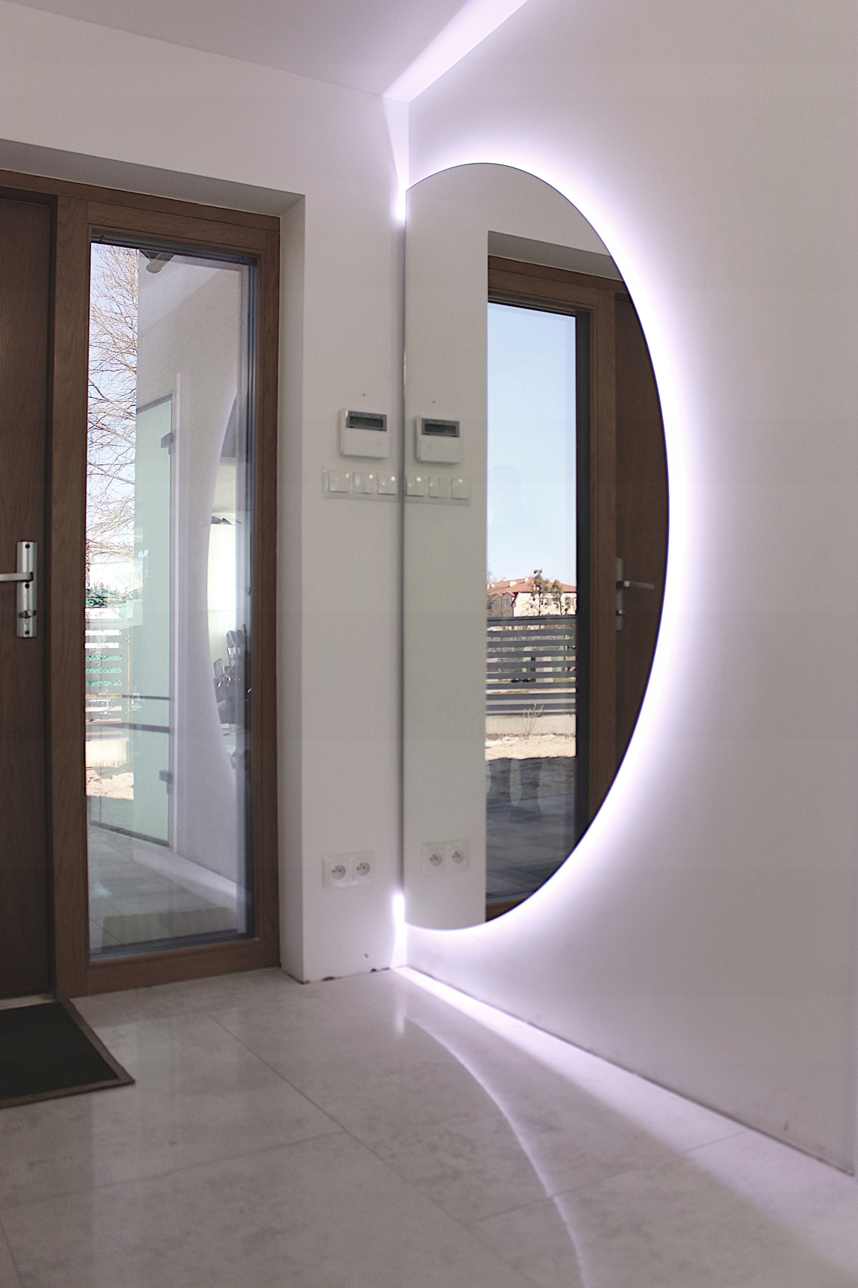 LUSTRO OKRĄGŁE LED ZE ŚCIĘCIEM PÓŁOKRĄGŁE 100 cm Wysokość 1000 mm