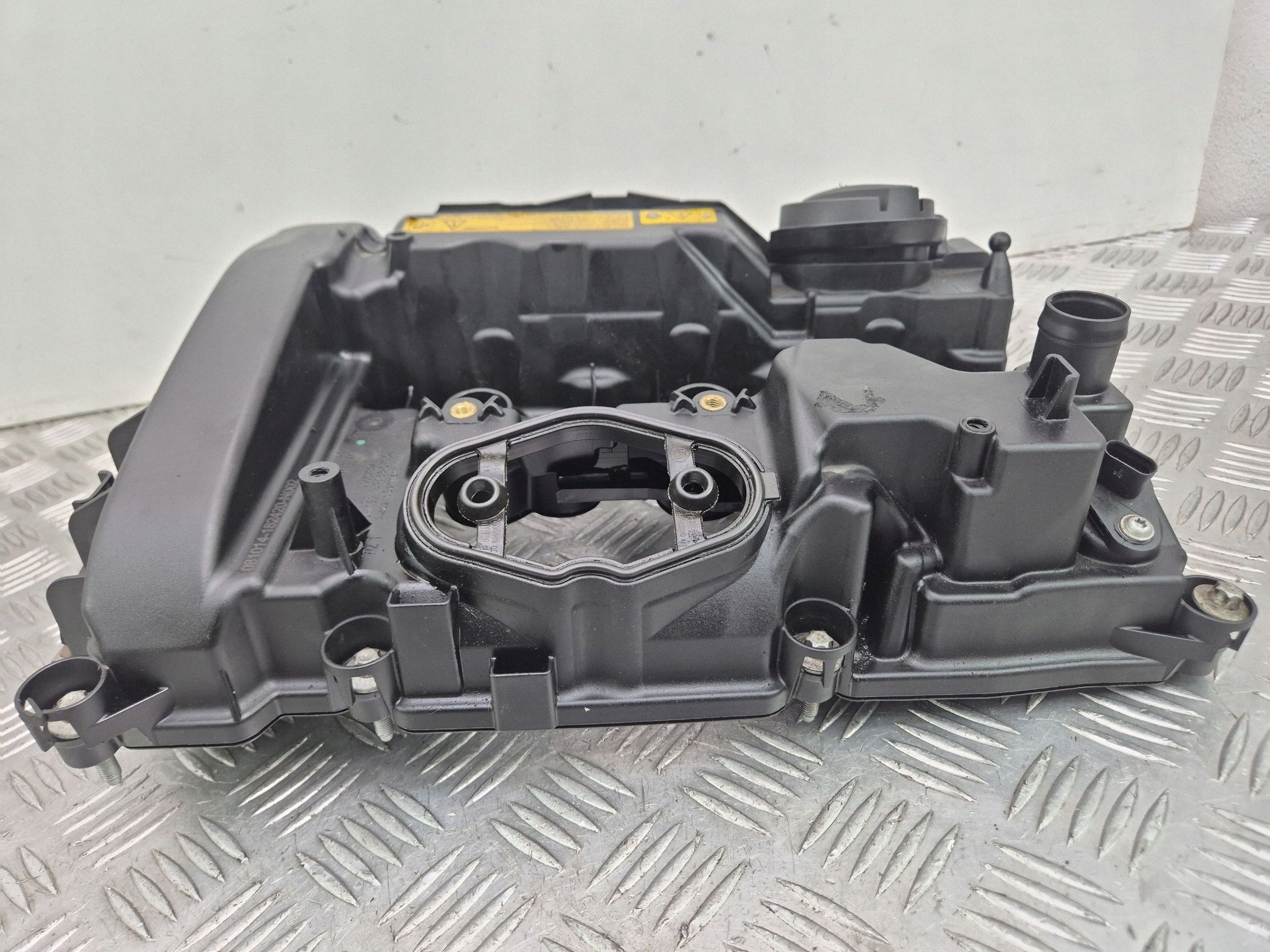 Abdeckung der Ventile BMW 2 F45 216i 7611277 B38A15A
