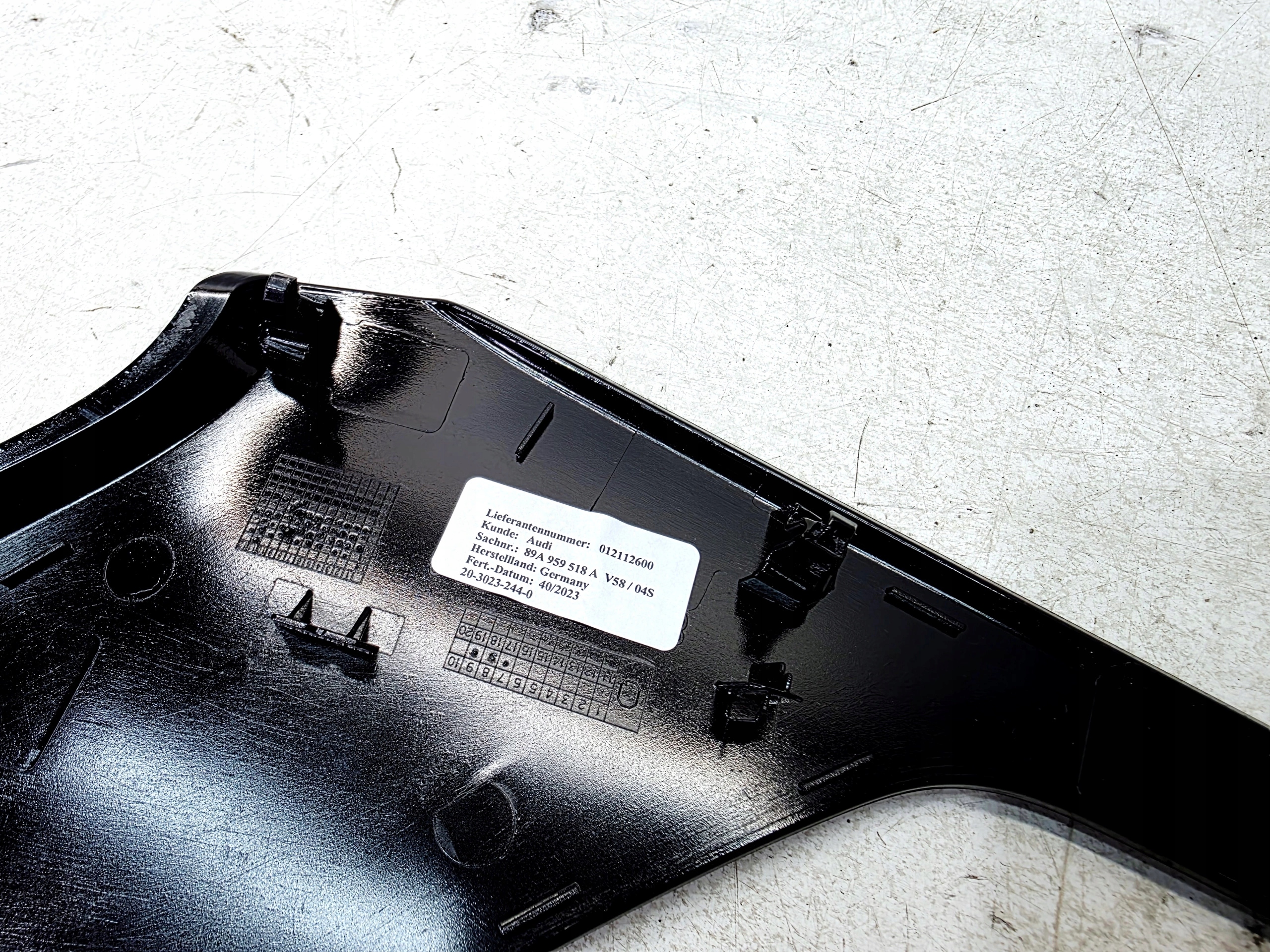 moulding DEKOR door right front AUDI Q4 E-TRON 89A959518A V58