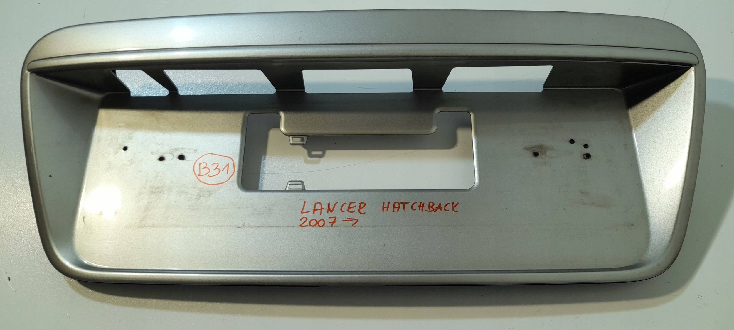 Mitsubishi Lancer VIII Couverture de lhayon 5817A099 (B31)