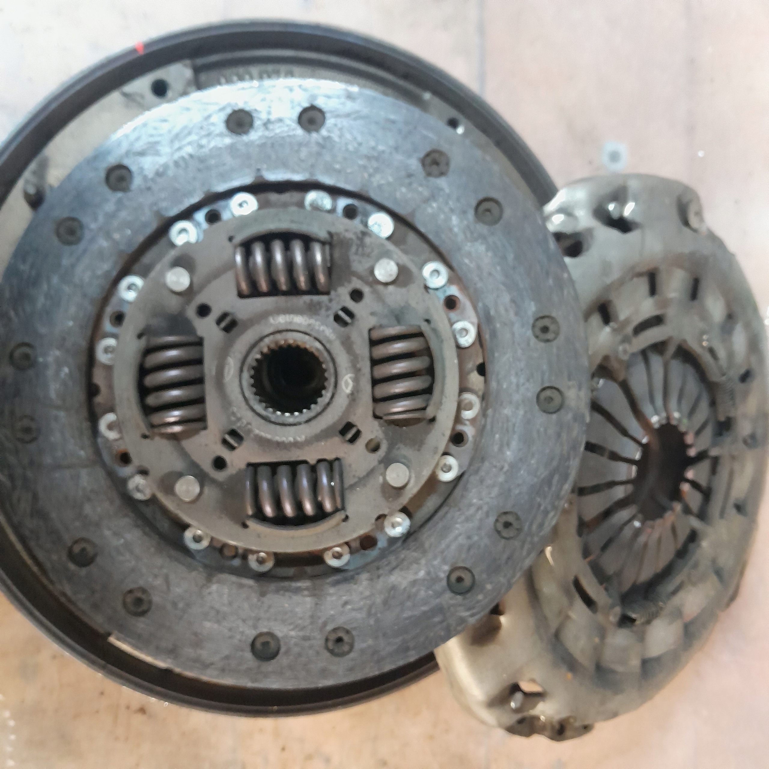 SPRZEGLO DWUMAS TARCZA DOCISK MERCEDES W203 1.8K M271 6 BIEGOW Numer katalogowy części A2710300705