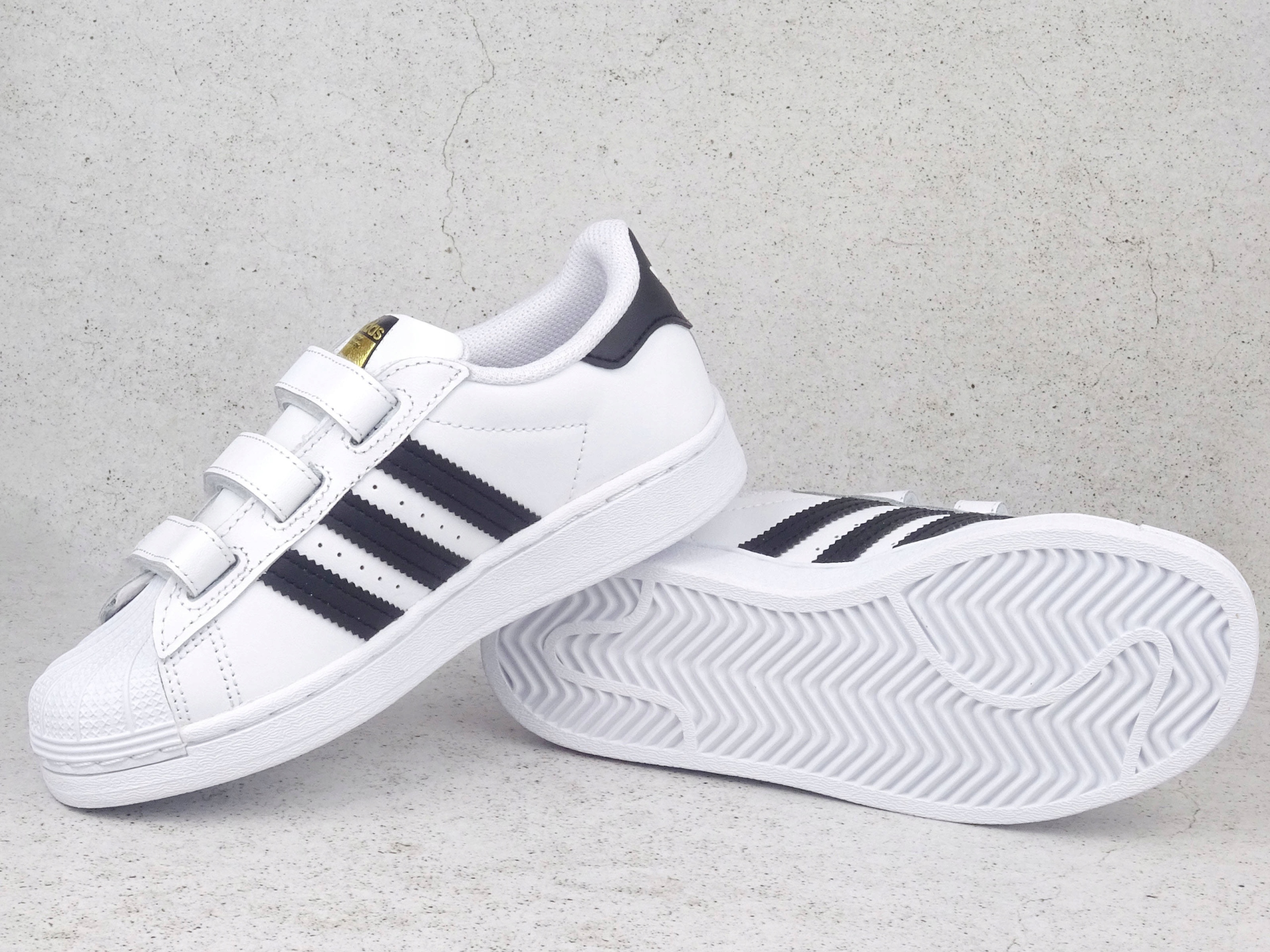 ADIDAS SUPERSTAR CF EF4838 BUTY DZIECIĘCE BIAŁE NA RZEPY ORIGINALS SNEAKERS Rodzaj zapięcia Rzepy