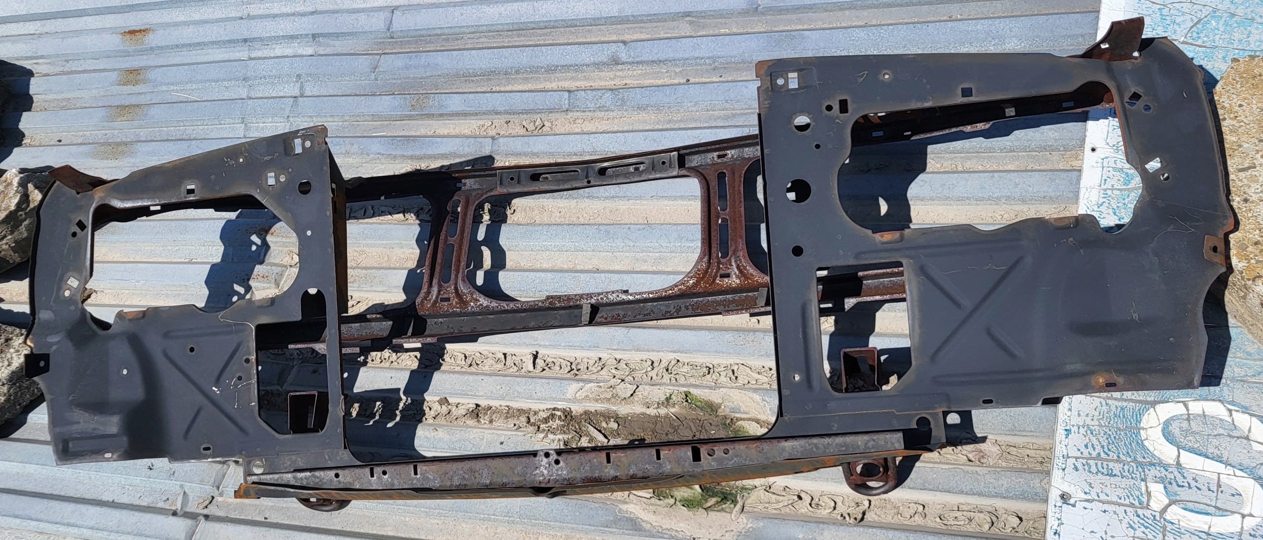 pillar iron supports front console holder of a bumper BMW 5 E28