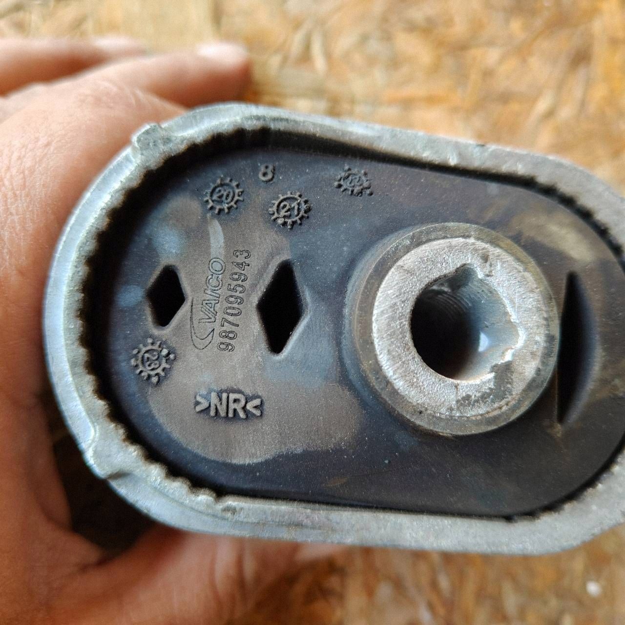 Mini One - Cooper F56 F55 engine mount 2.0 automat 9454384