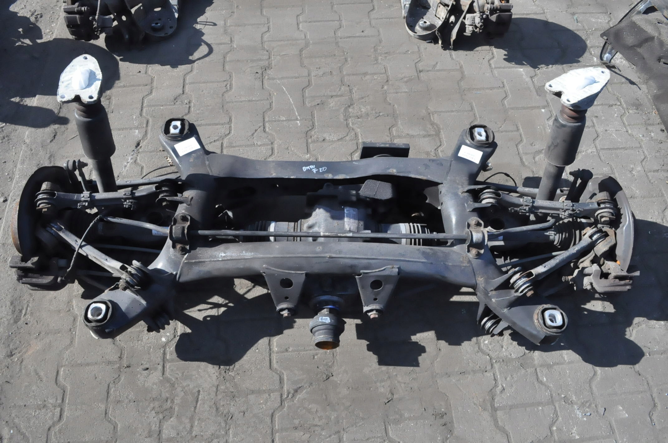 F20 116d 1.5 12V 116KM ZAWIESZENIE BELKA TYŁ + MOST 7599466 3.08