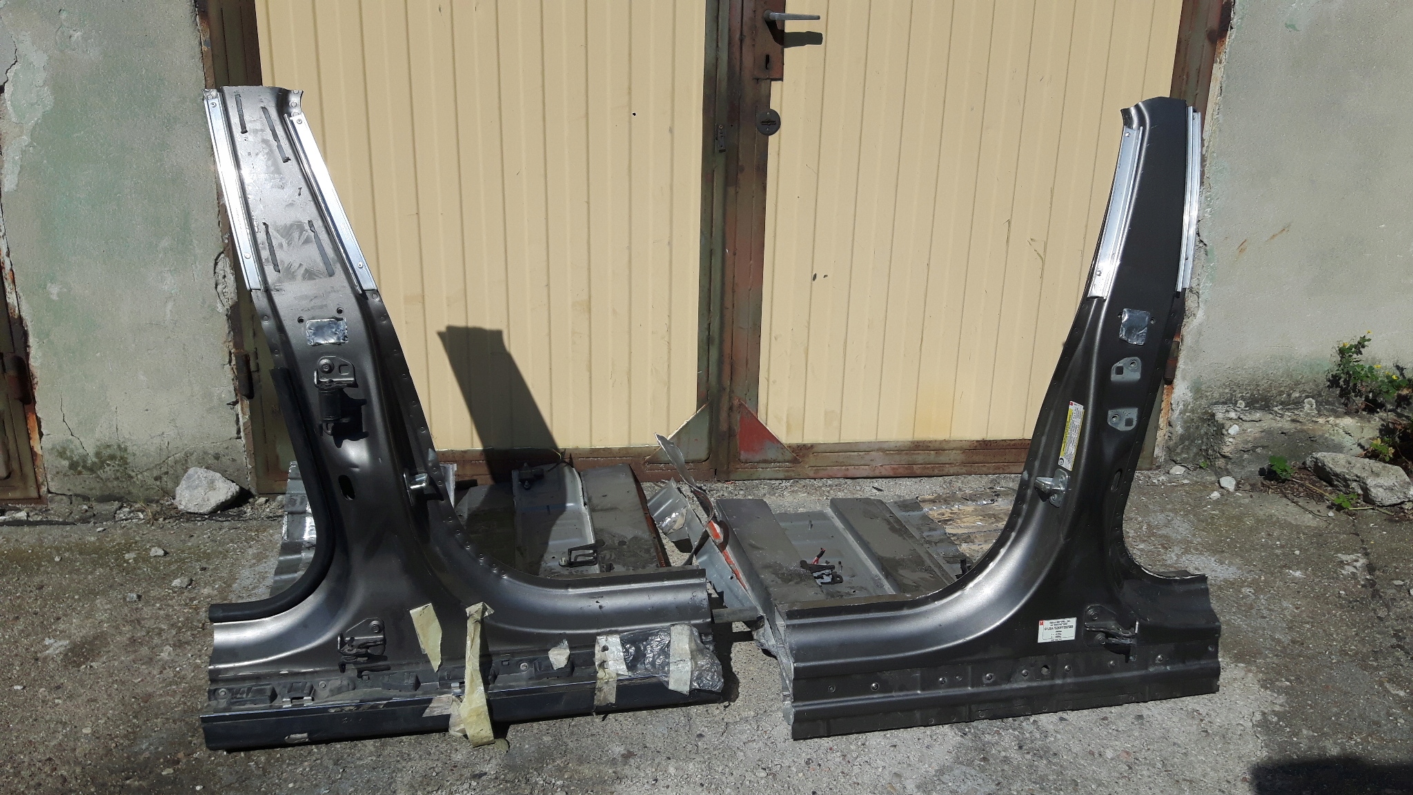 1024205-S0-B - ТЕСЛА S-ЧЕТВЕРТЬ ПОРОГ СТОЛБ