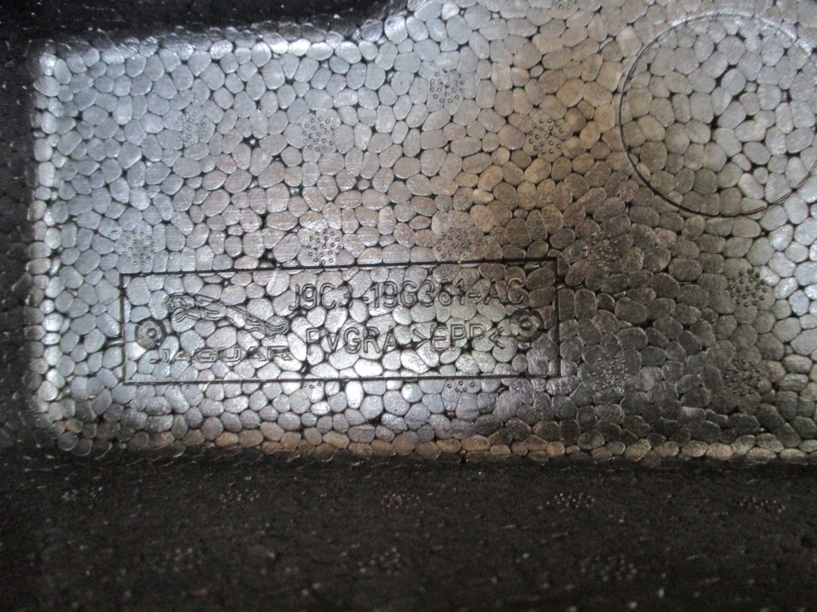 boot floor well polystirene J9C3-19G361-AC