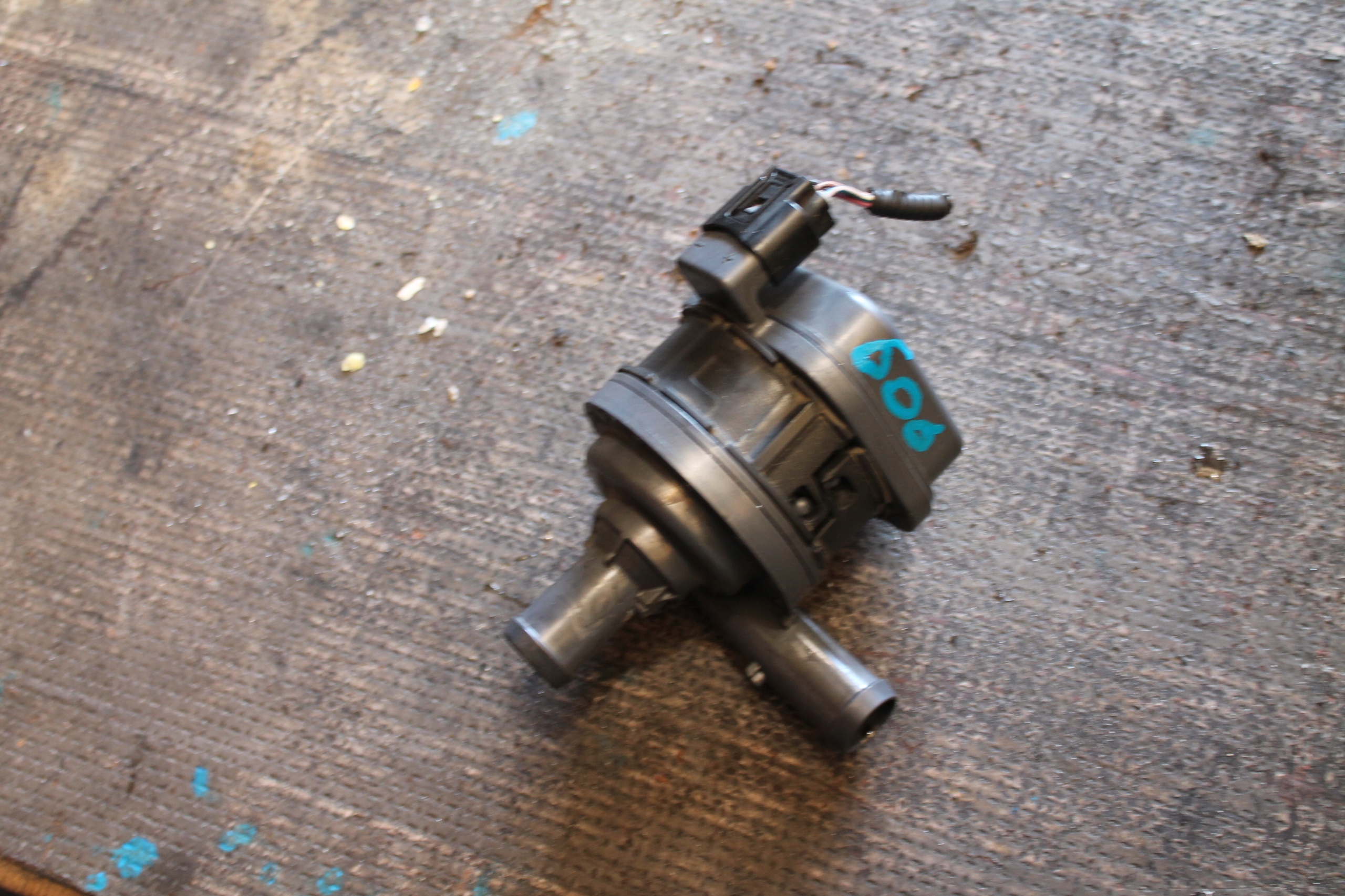 606. supplementary water pump VOLVO 8888569690