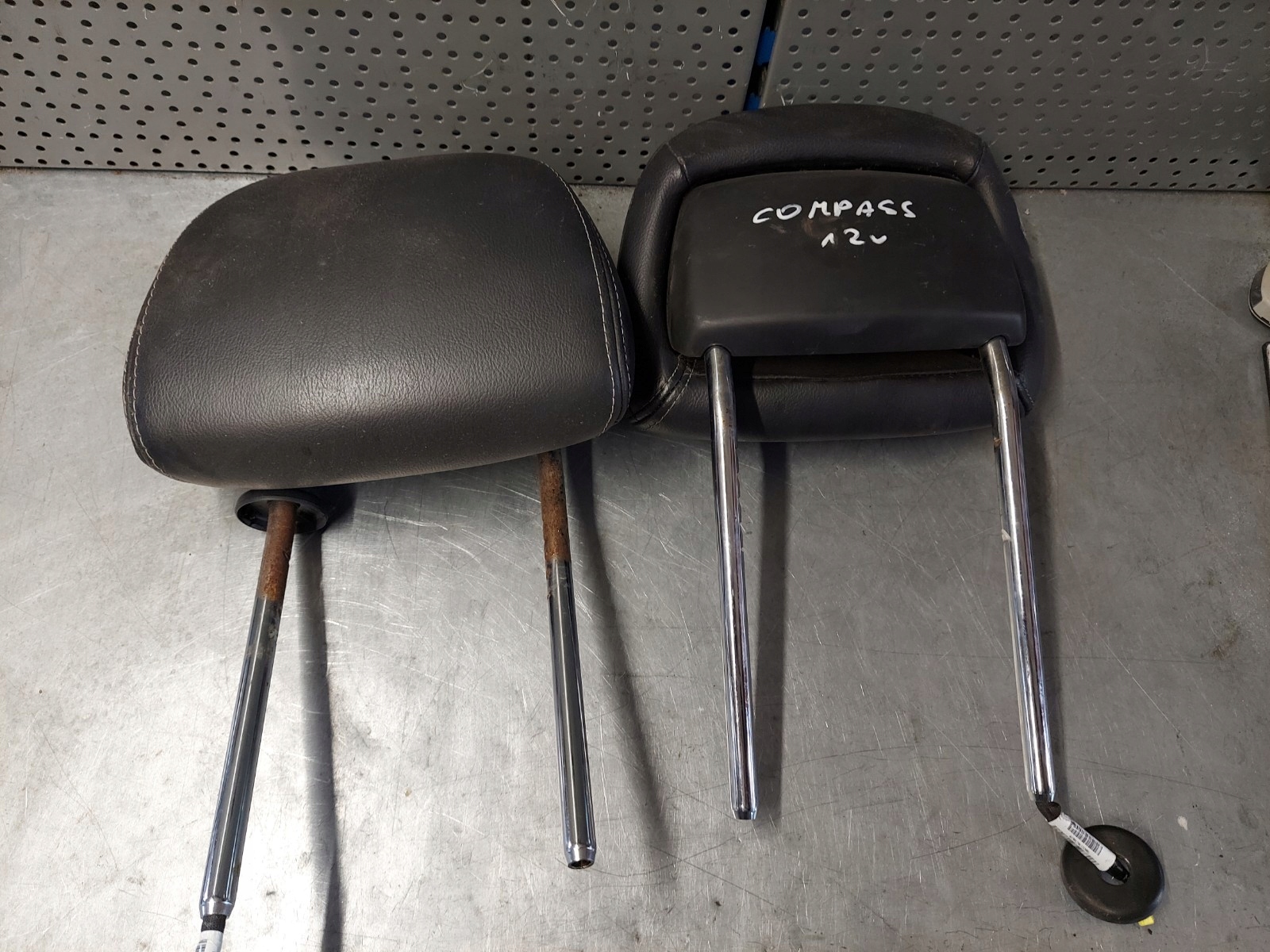 68058539AB - COMPASS PATRIOT 11-16R ПІДГОЛІВНИК ПЕРЕДНЬОГО СИДІННЯ