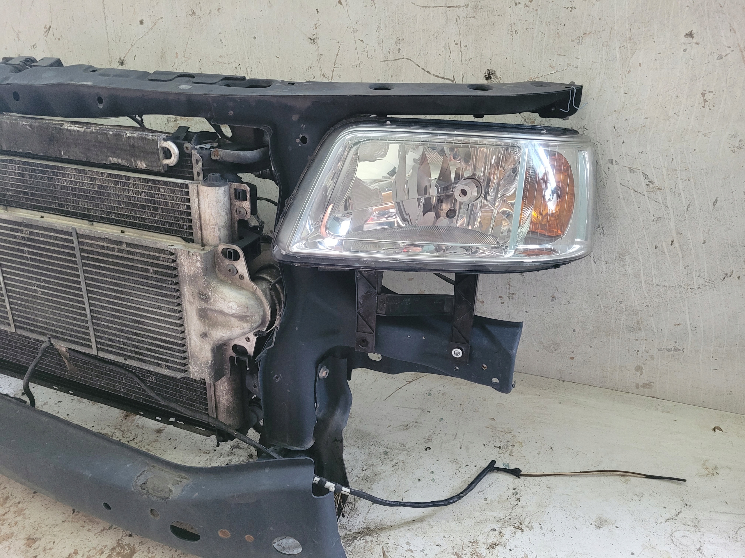 VW TRANSPORTER T5 PAS PRZEDNI 2.5 TDI LAMPA KPL Producent części Volkswagen