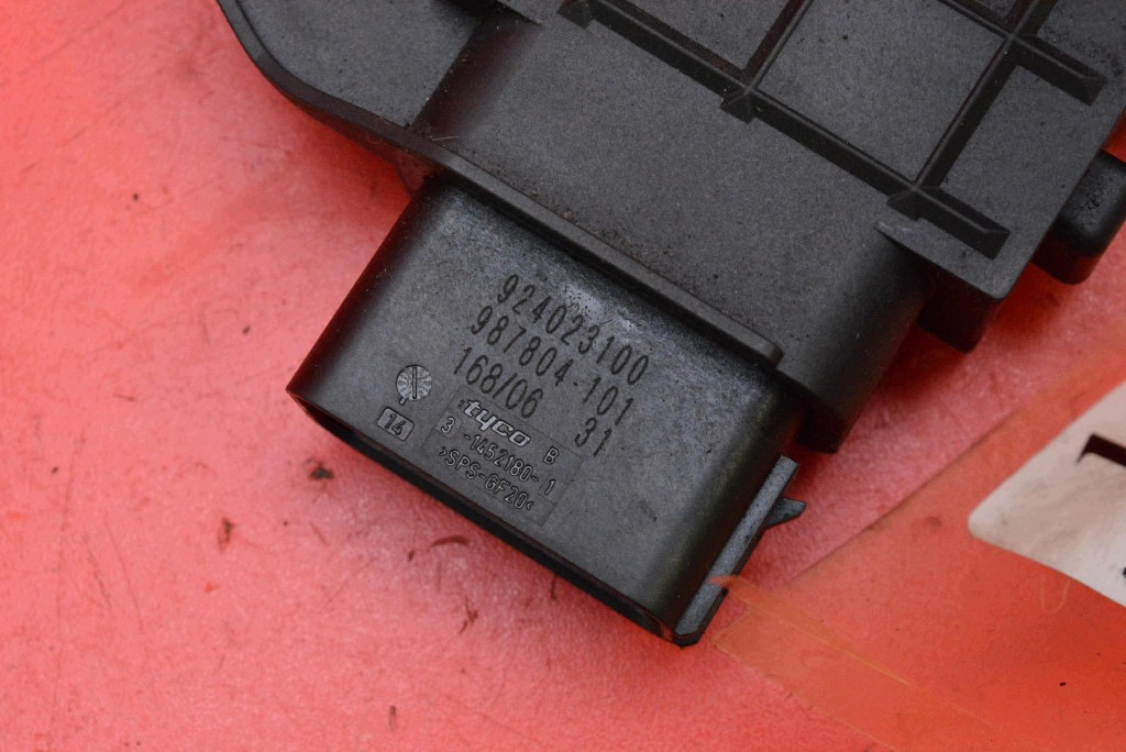 lock door left front front EU 6M2A-R21813-EA FORD S-MAX MK1 06-10