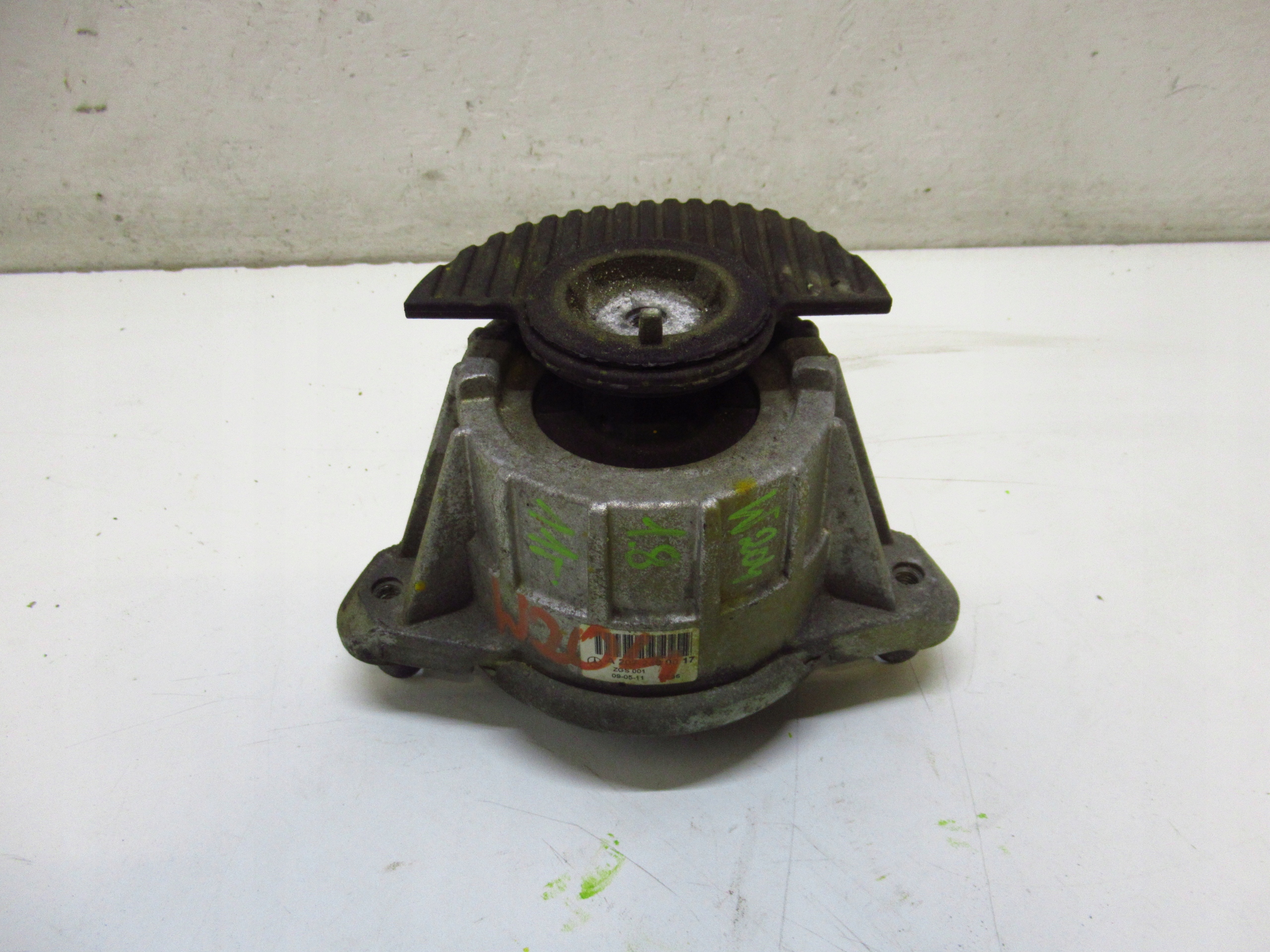 MERCEDES W204 1.8 engine mount A2072400017