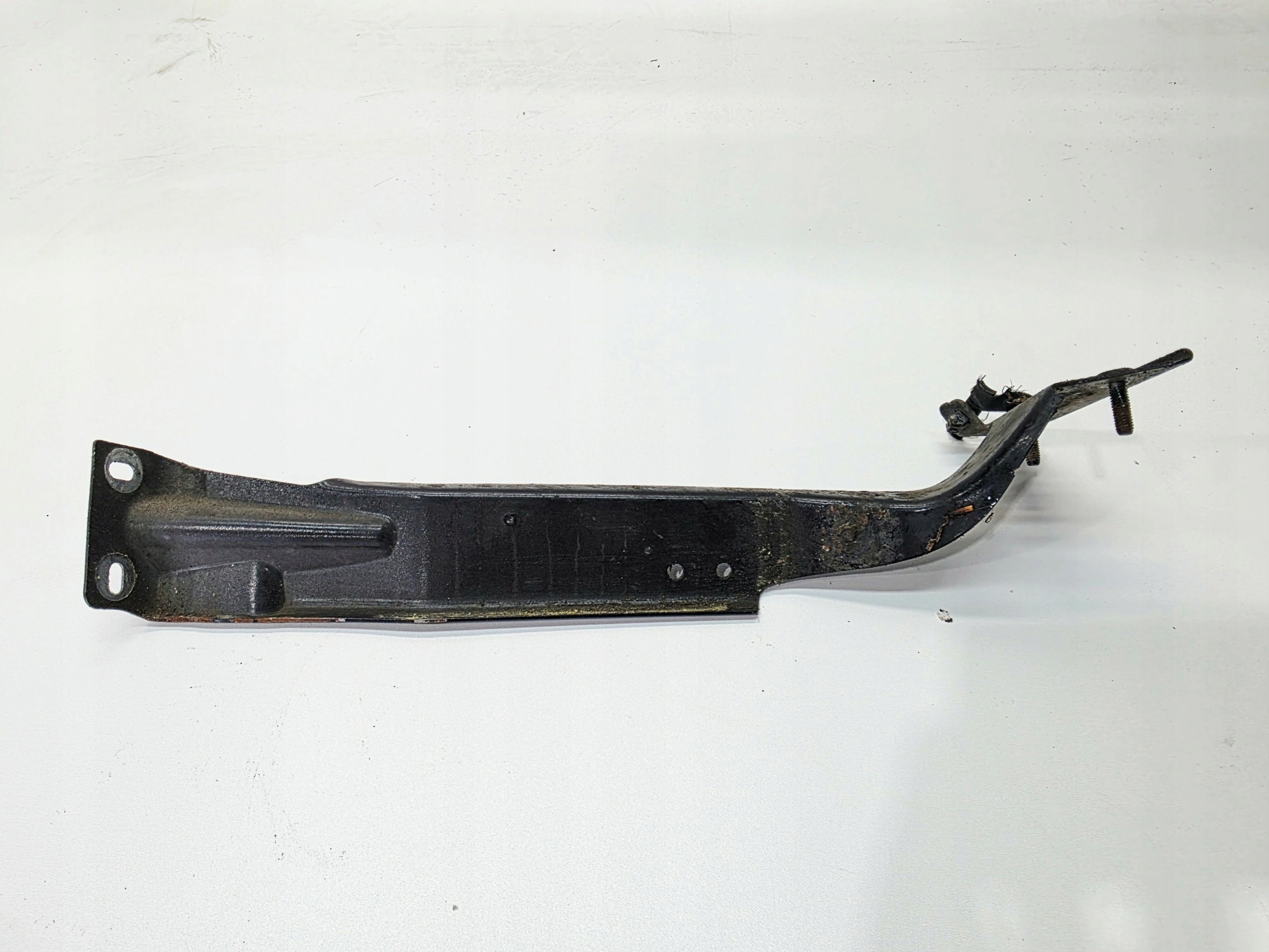 console étrier aile droite avant AUDI A4 B8 LIFT 8K0821136J