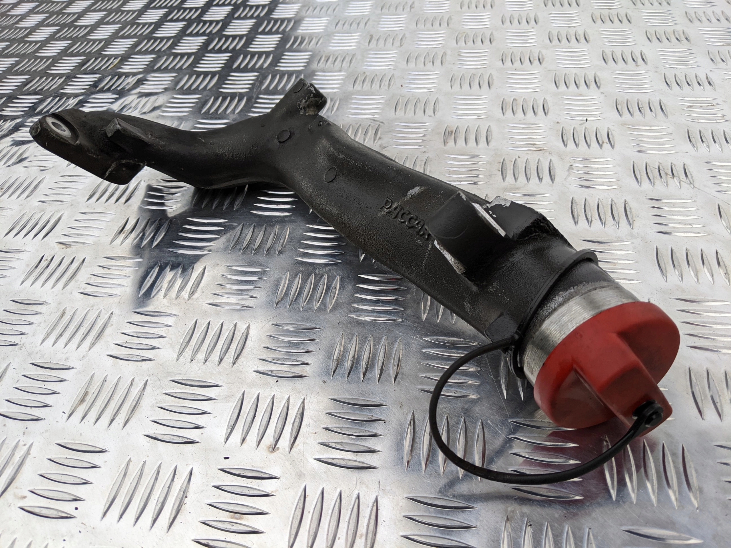 1885695 - ТРУБКА НАЛИВНОЙ ГОРЛОВИНЫ МАСЛЯНЫЙ КОЛПАЧОК DAF XF 106