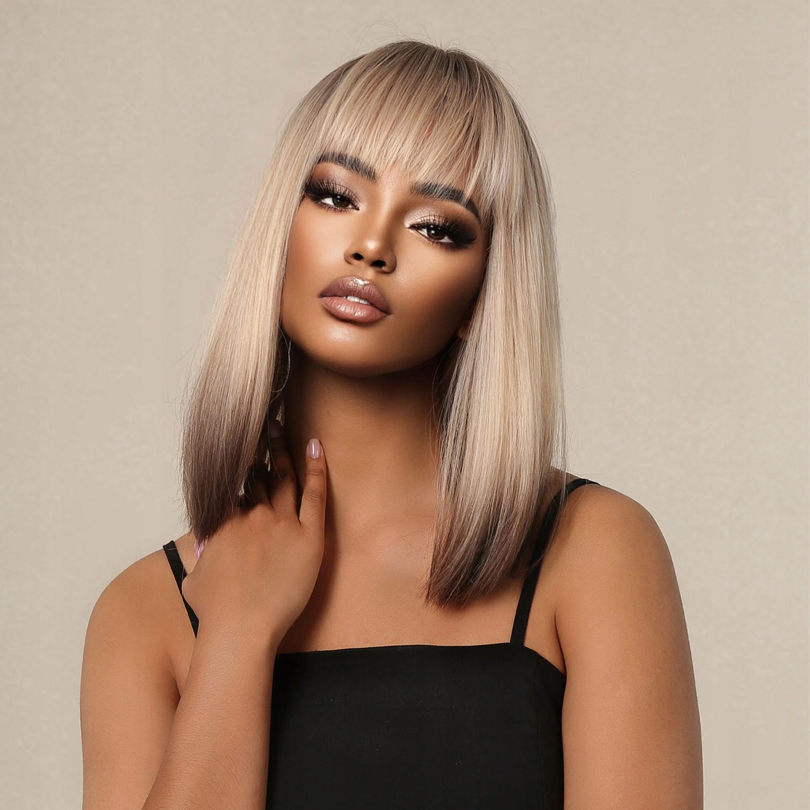 Platinová blond mikádo paruka Liora s hnědými konečky a rovnou ofinou