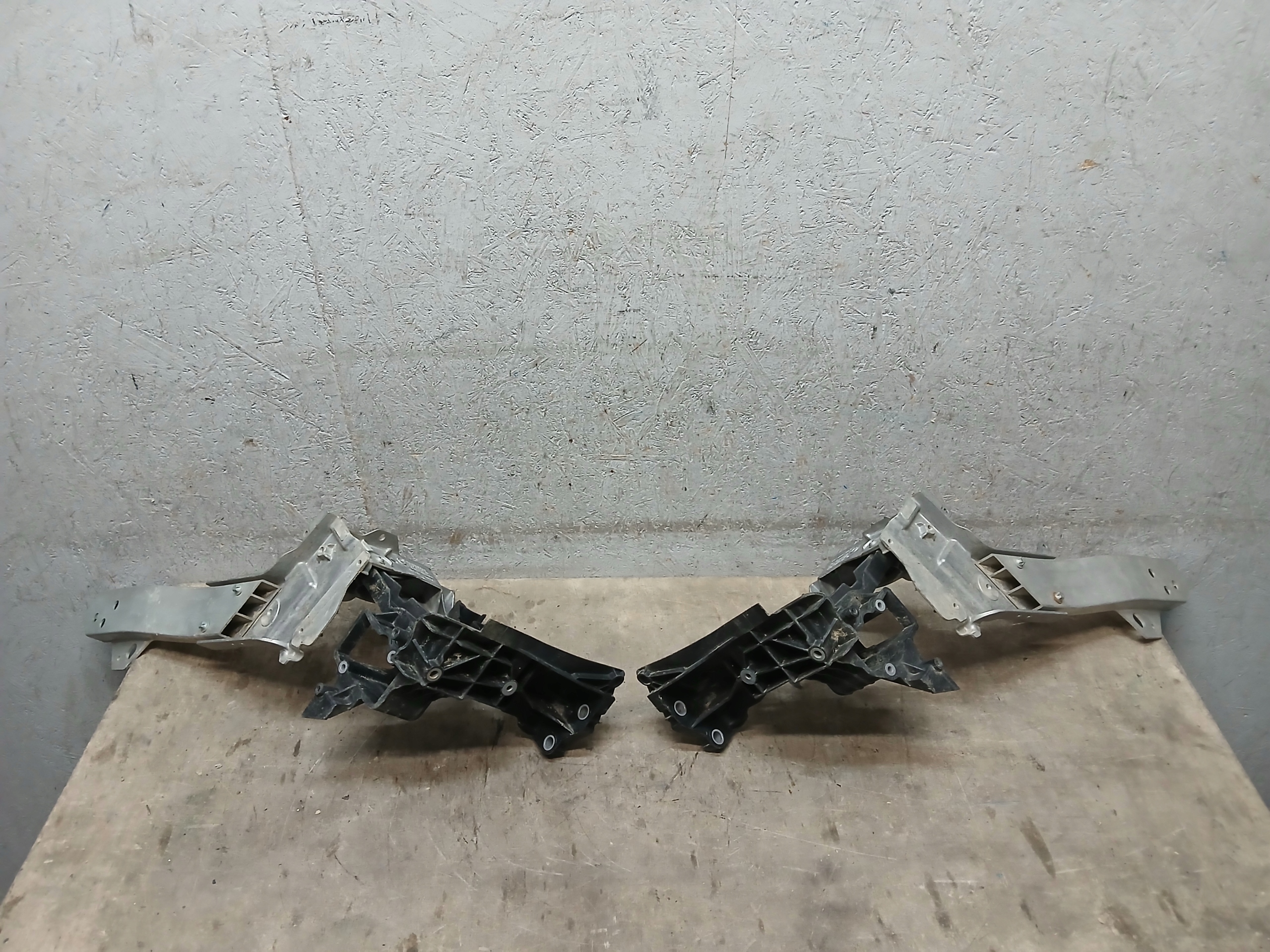 Schlossträger OKULAR Leuchte rechts oder links MERCEDES E KLASA W213 A2136206400