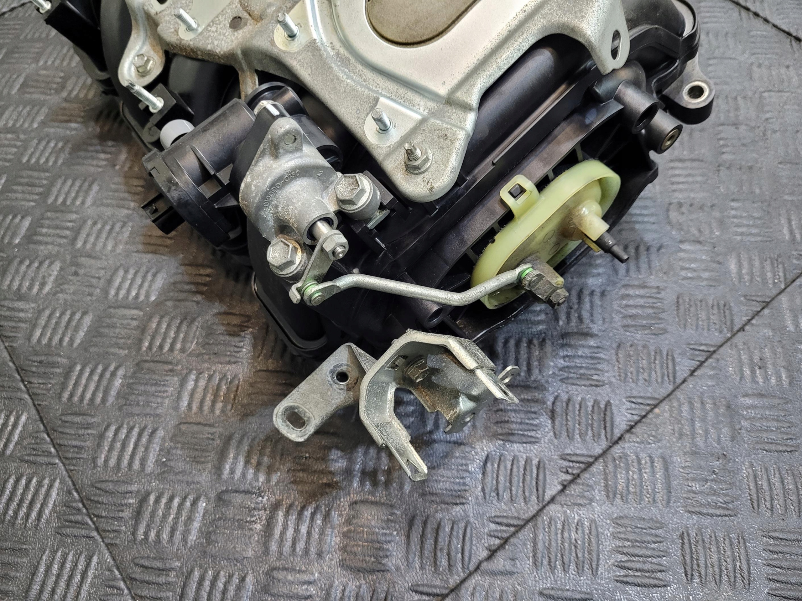 intake manifold LEXUS LS 600 LS600 H 5.0