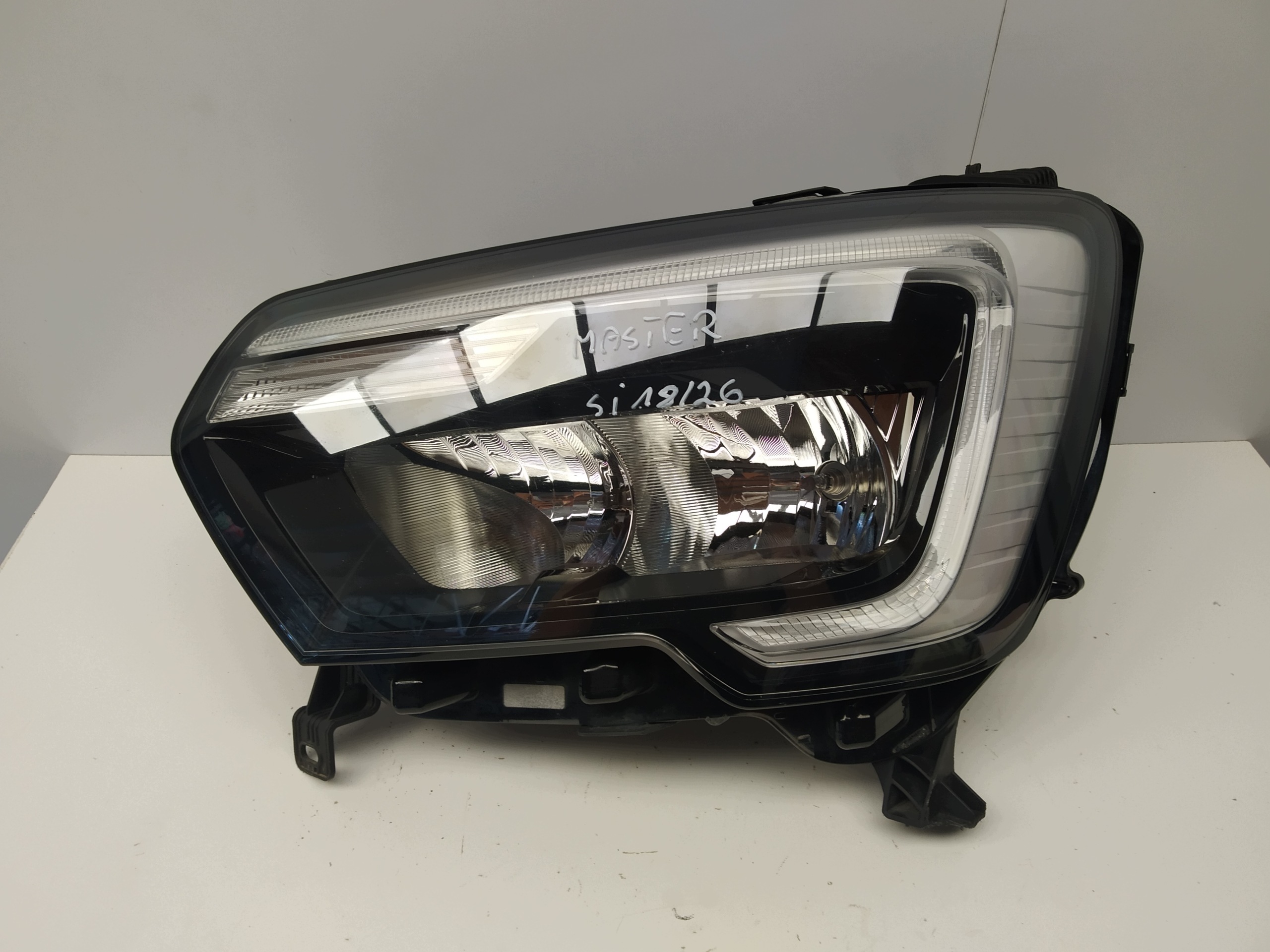 2019r- Renault Master IV III lift reflektor light front left 260607867R
