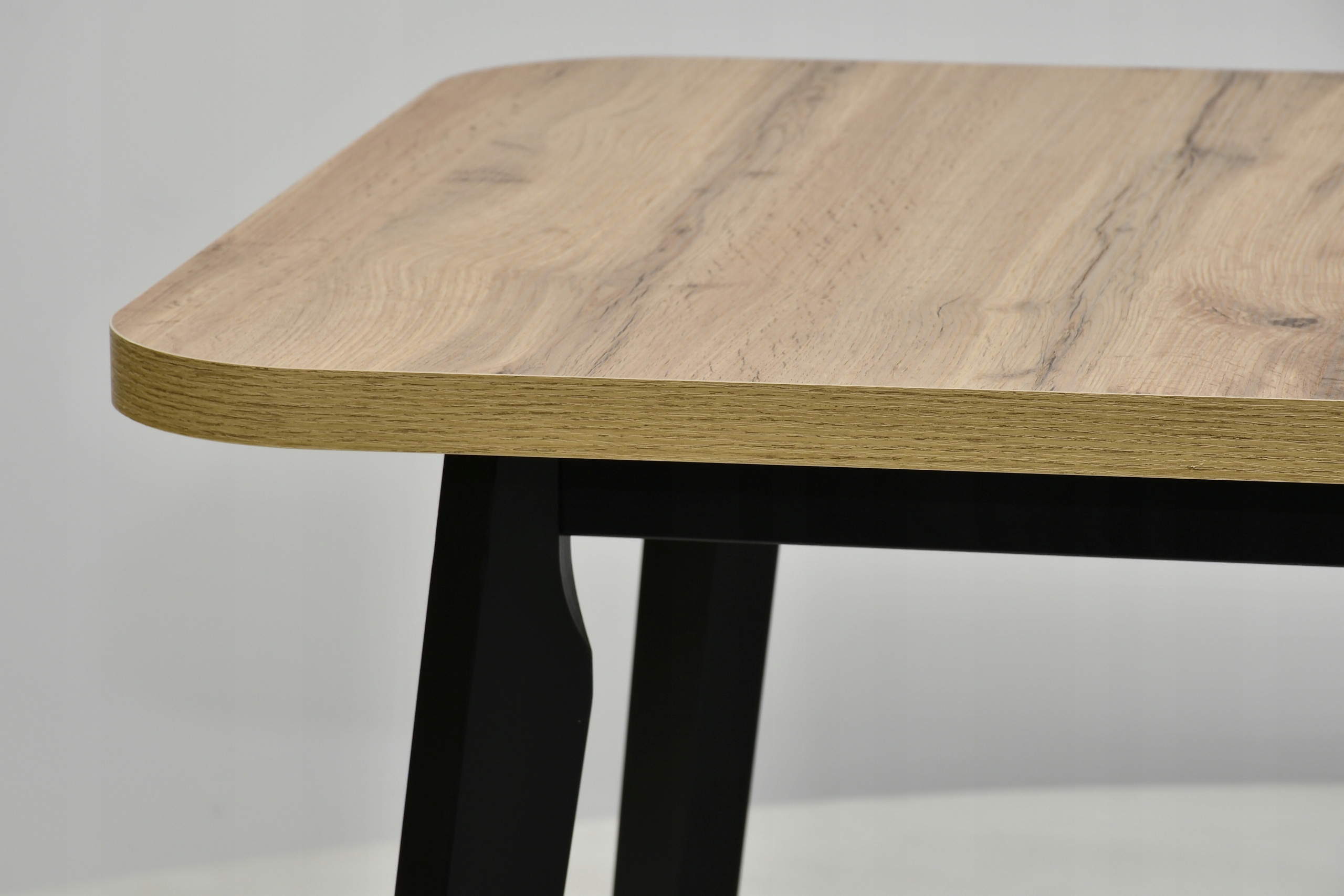 stół z zaokrąglonymi rogami, 4 czarne krzesła Kolor blatu dąb wotan