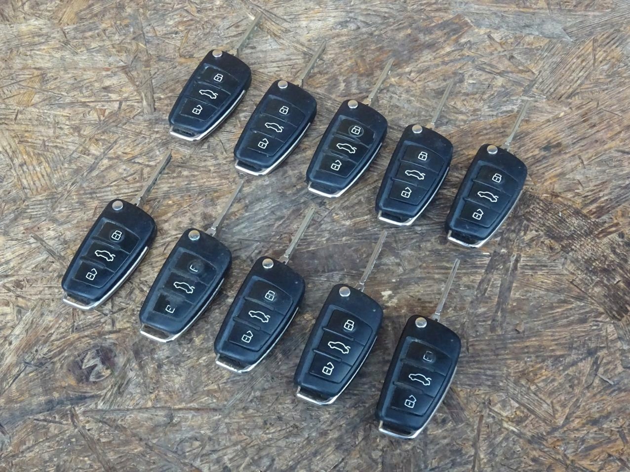 AUDI A3 8P Q3 8U KLUCZYK SCYZORYK PILOT ORYGINAŁ OEM 8P0837220D Typ samochodu Samochody osobowe