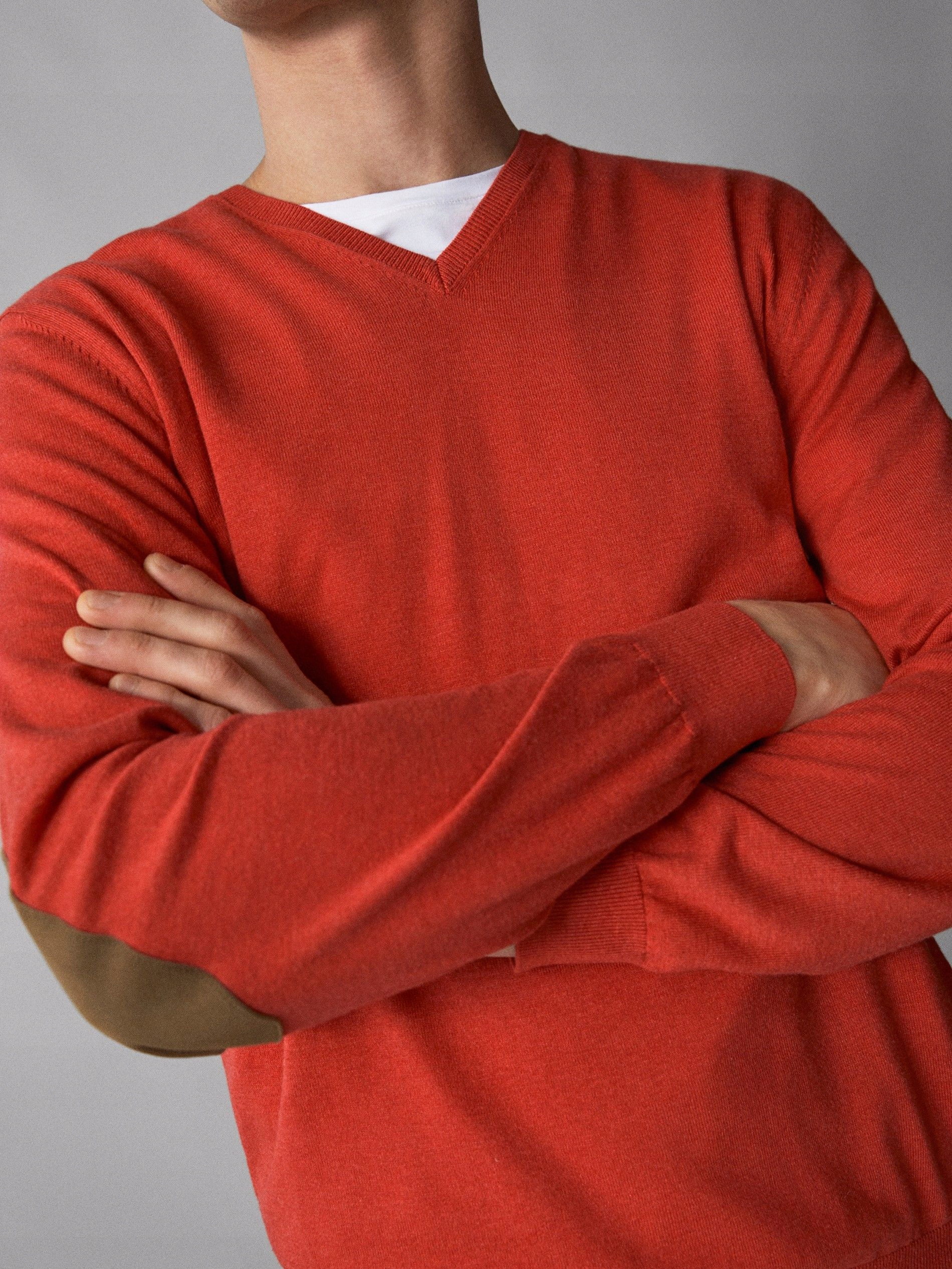 MASSIMO DUTTI czerwony sweter serek łaty jedwab S