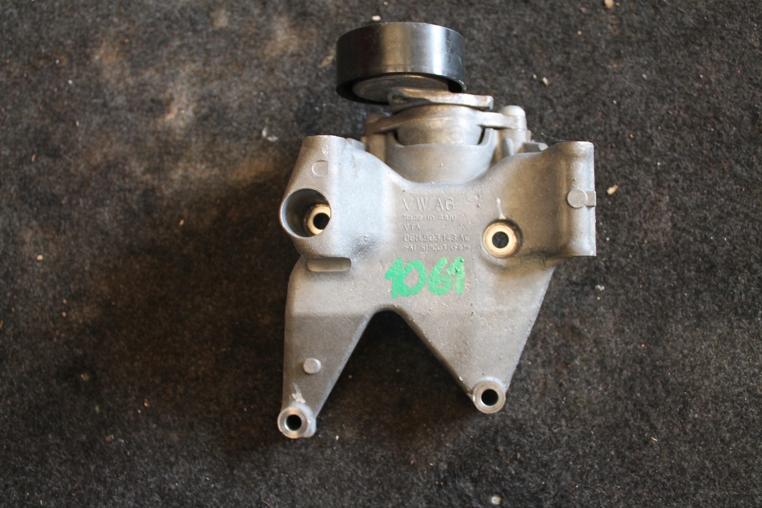 1061. Supporto 06M903144AC