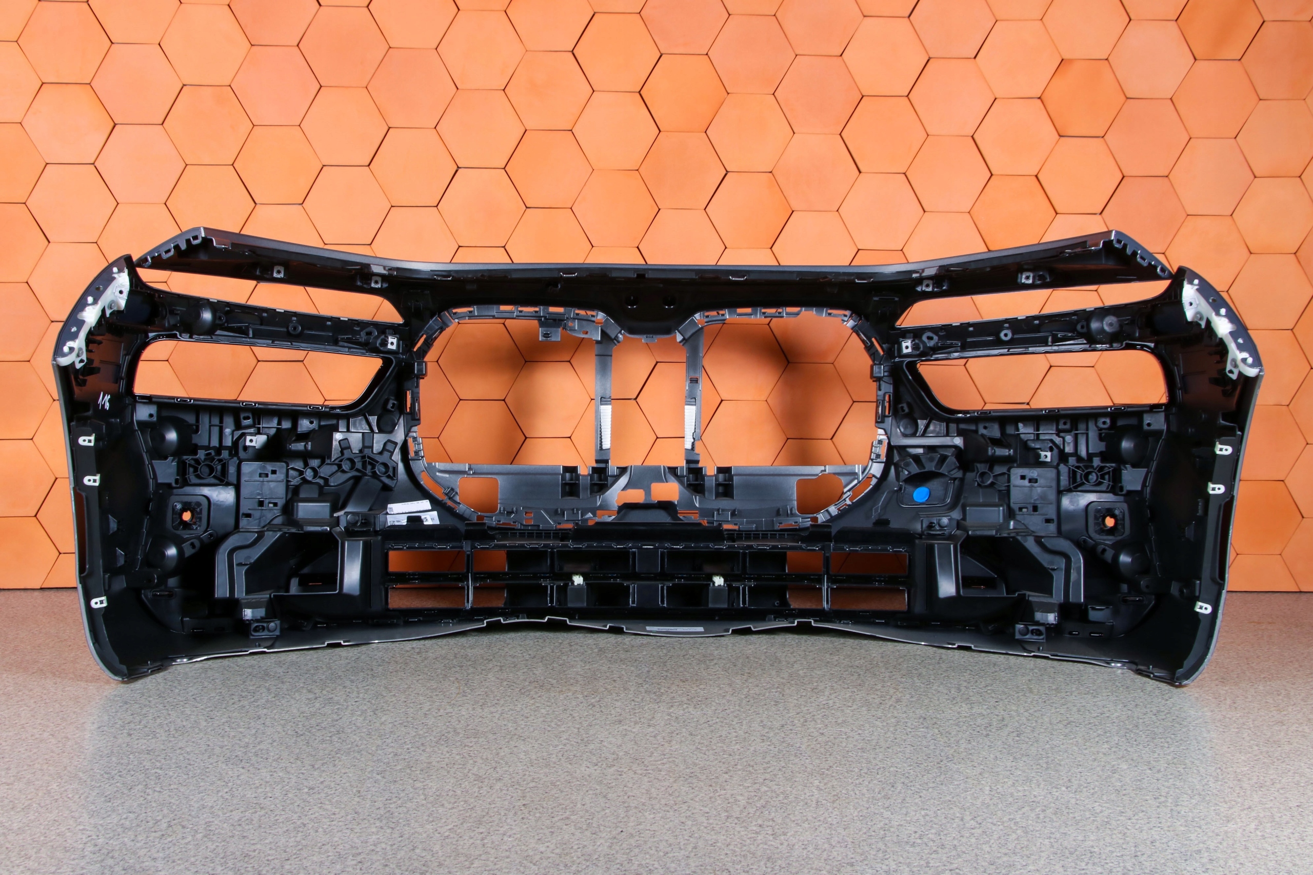 BMW 7 G70 i7 bumper front front colour C4A