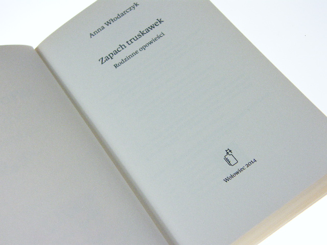 ZAPACH TRUSKAWEK RODZINNE OPOWIEŚCI Włodarczyk ISBN 9788375367331