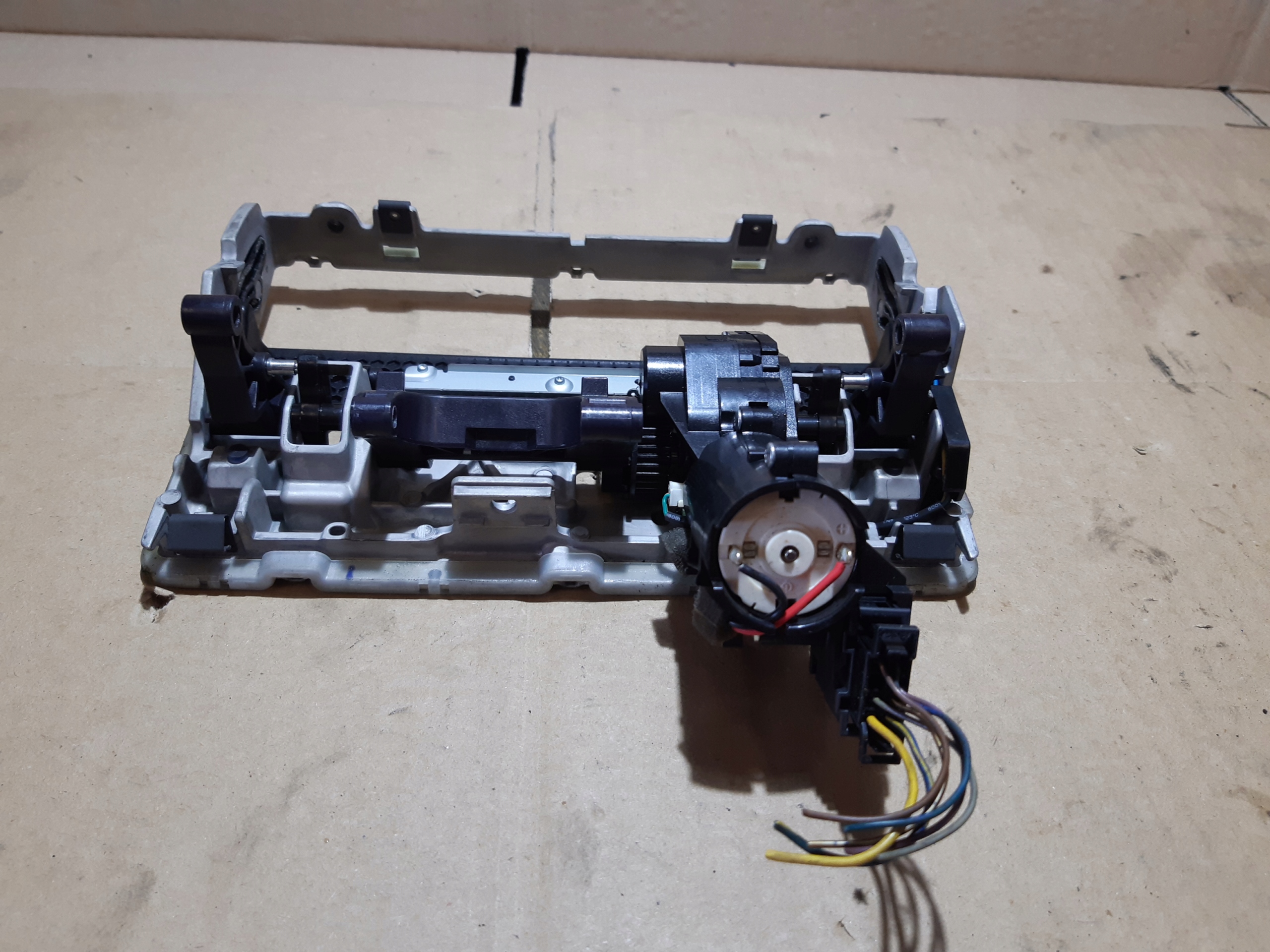 AUDI A3 8V WINDA WYSWIETLACZA 8V0857974E