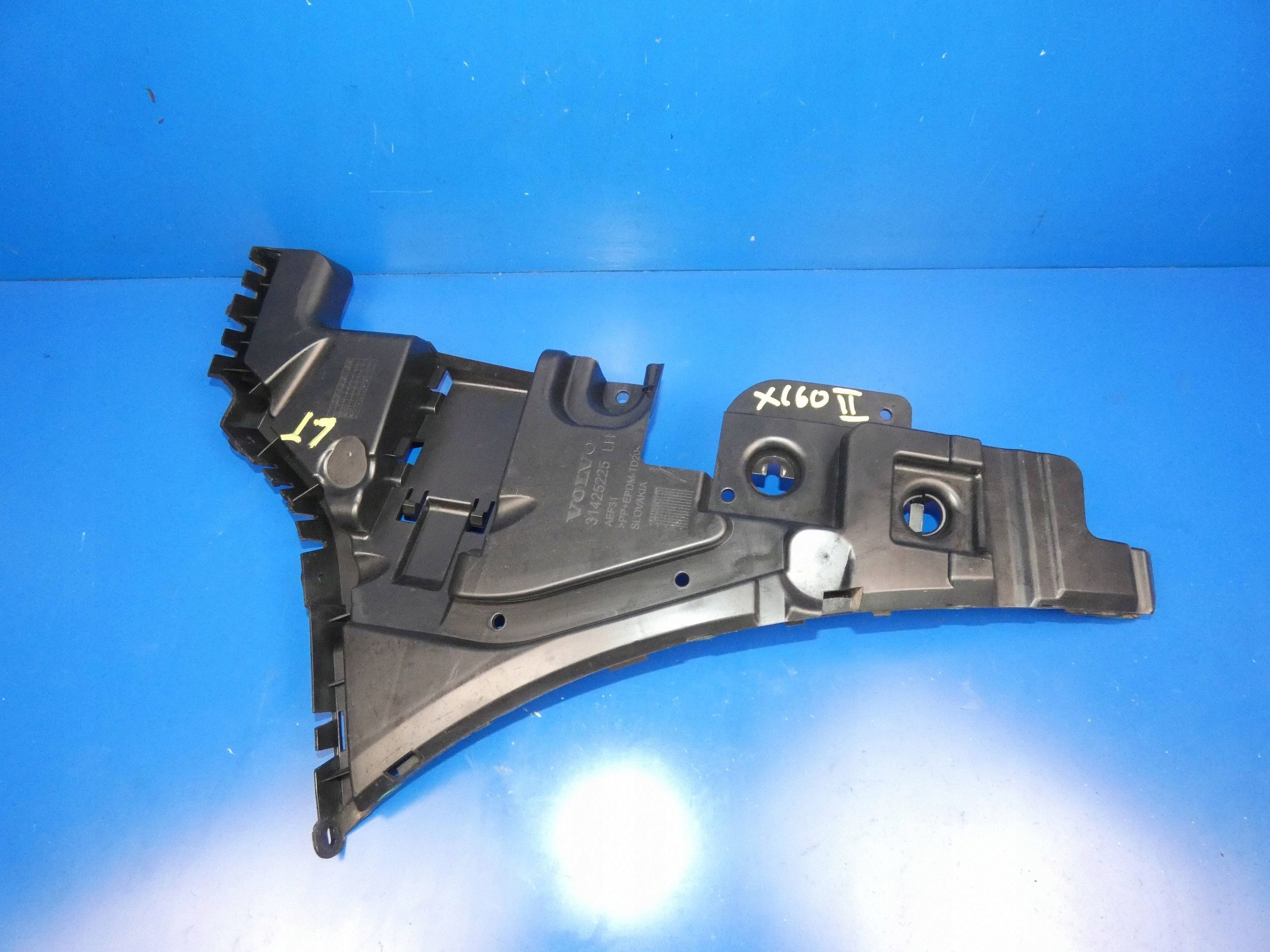 VOLVO XC60 II 17- support holder bracket of a bumper left rear part