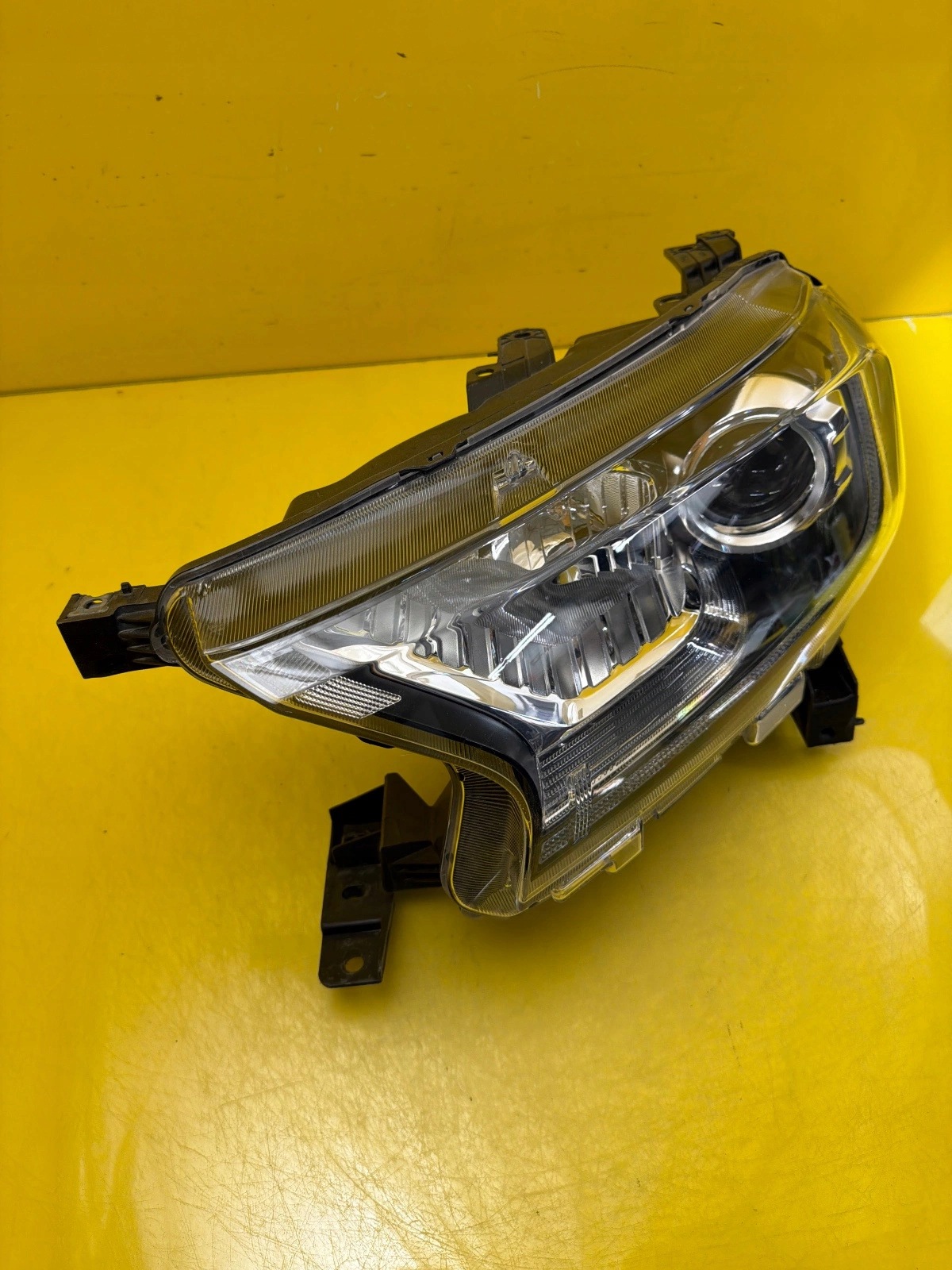 light left front Ford Ranger Raptor Xenon