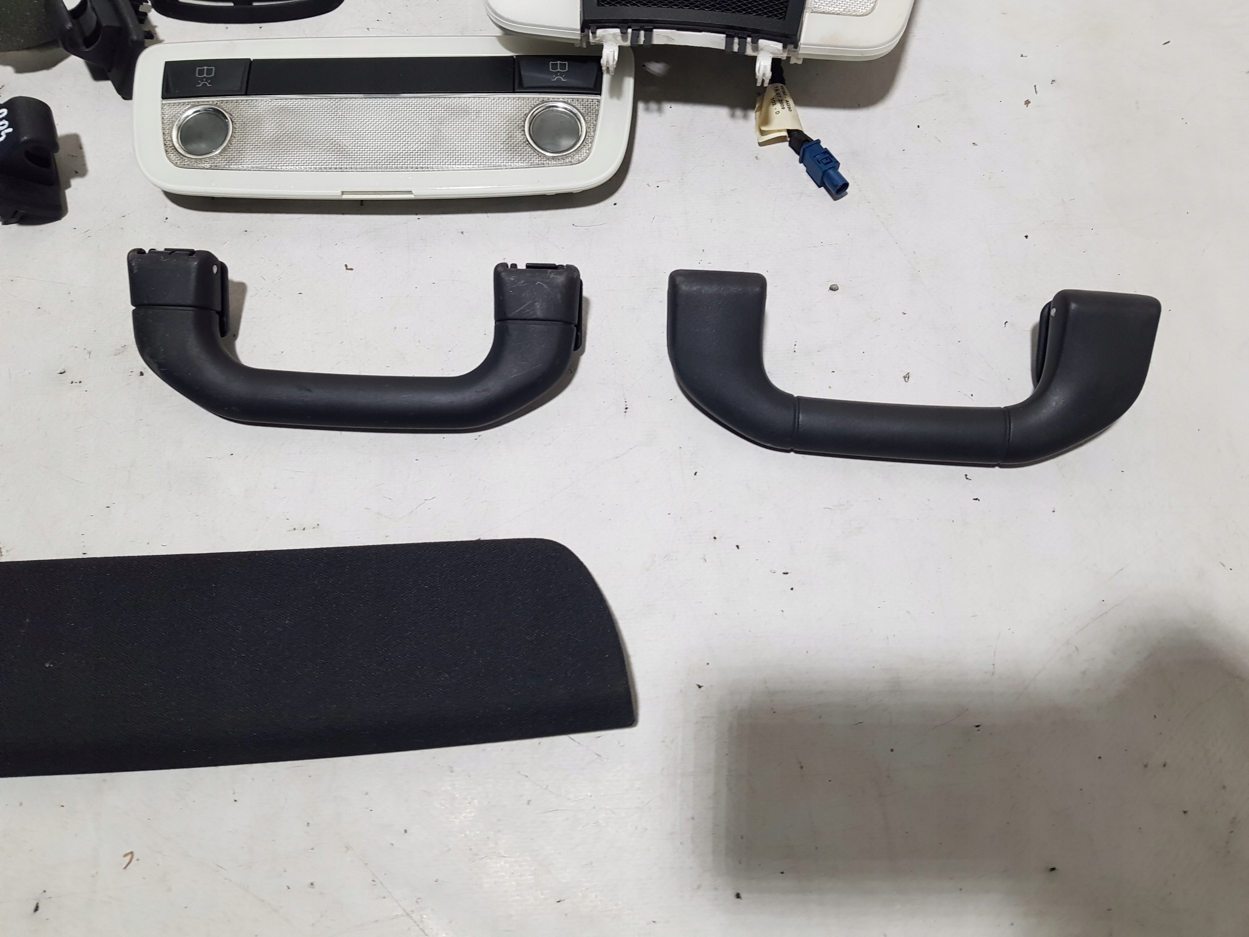 MERCEDES W204 AMG black, inner pillars light plastics