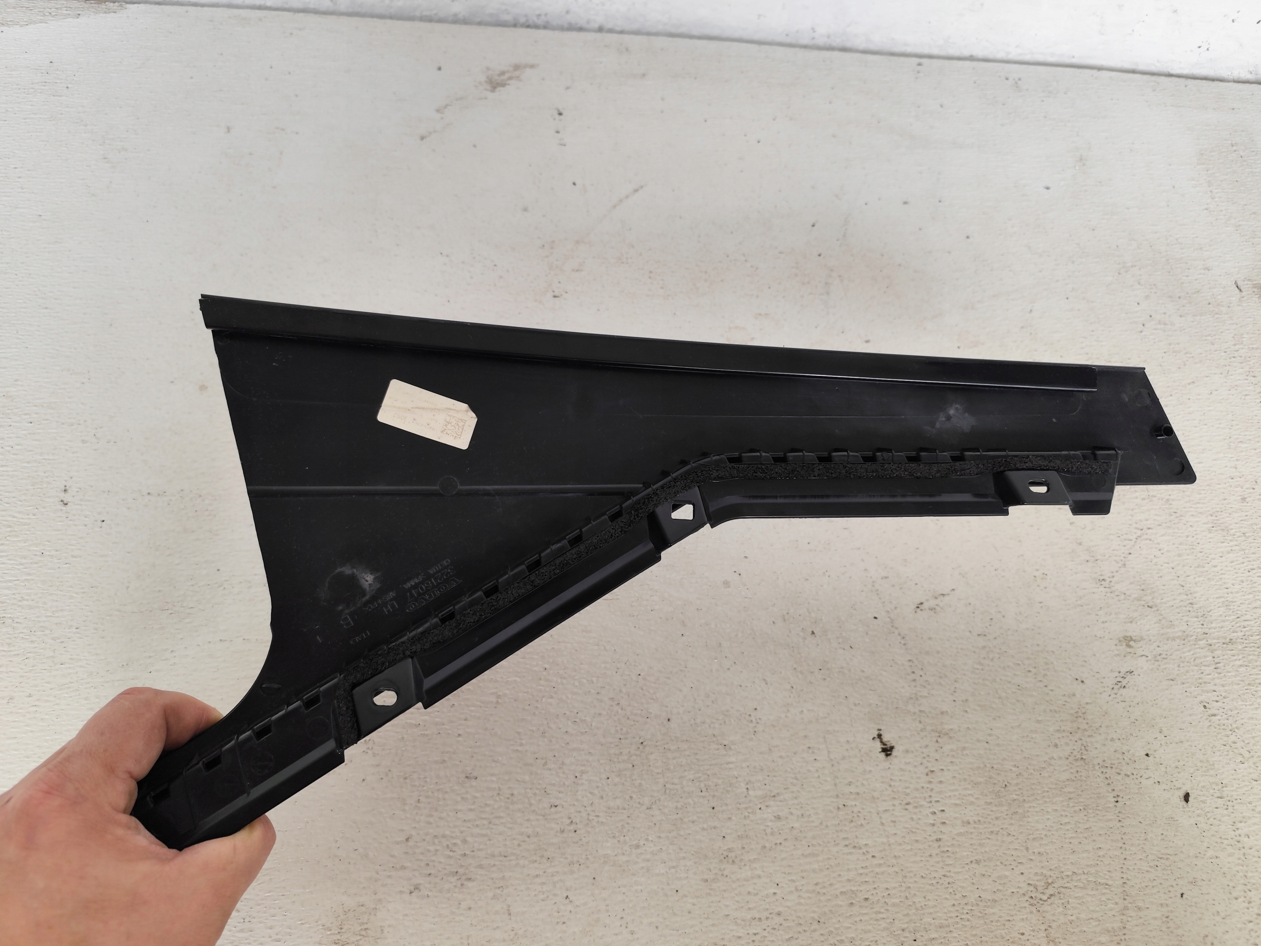 VOLVO XC60 II 2022 moulding vertical door left rear part