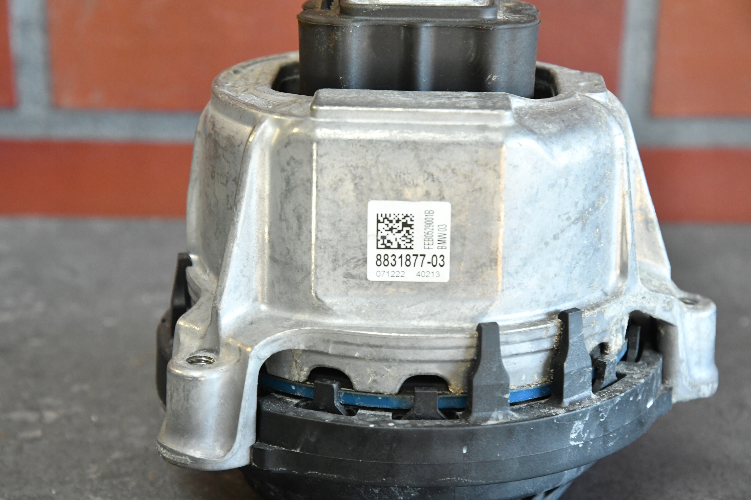 engine mount left bearing BMW 5 G60 G61 530e 22580km 8831877
