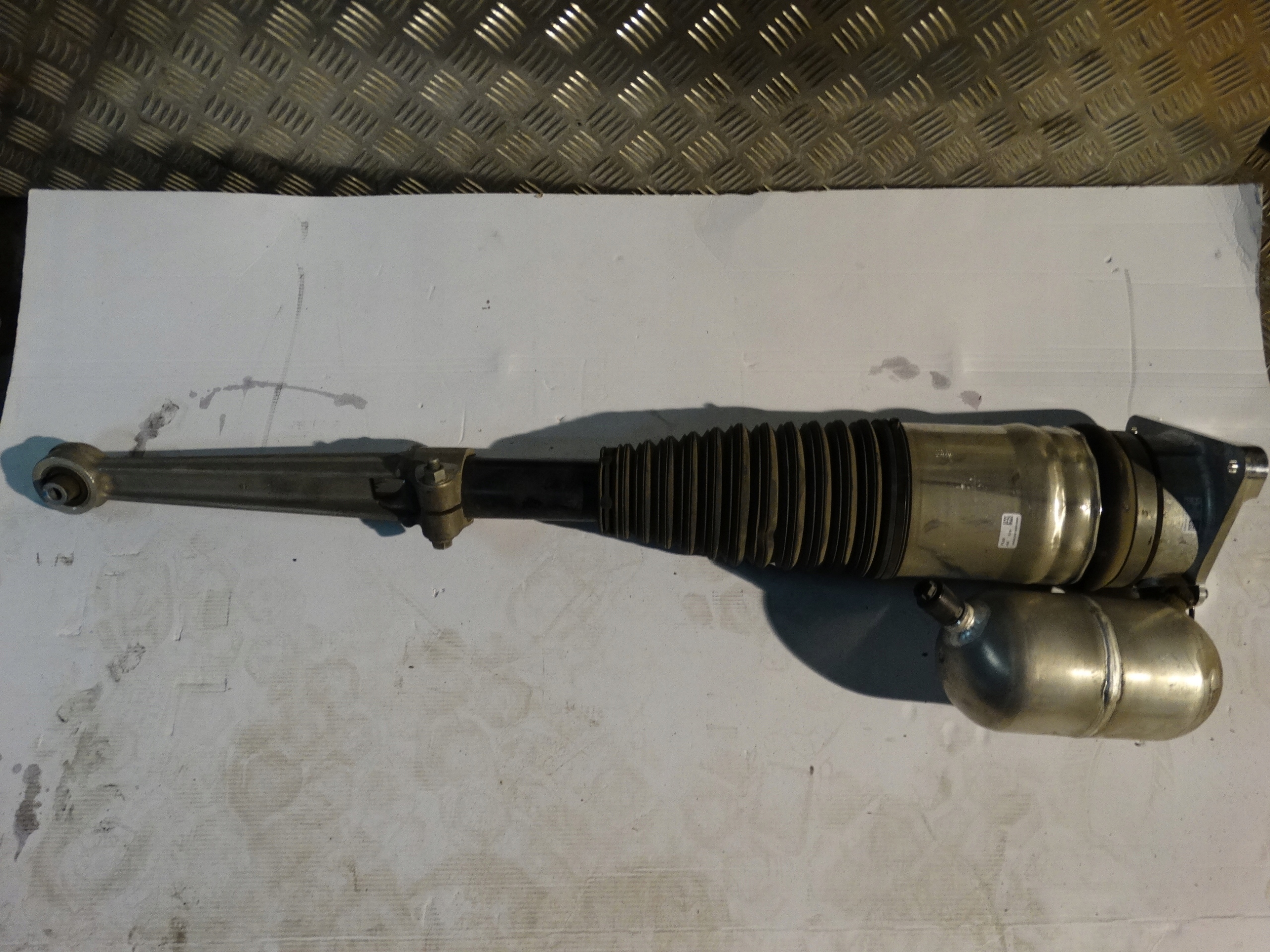 ІДЕАЛЬНЫЙ АМОРТИЗАТОР ЗАД. ПРАВЫЙ AUDI A8 D5 S8 1