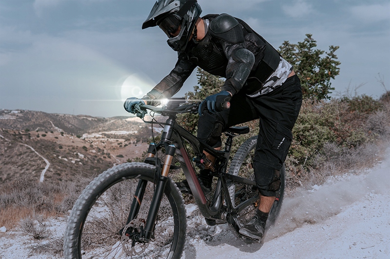 WODOODPORNA LATARKA ROWEROWA WBUDOWANY POWERBANK Marka inna marka