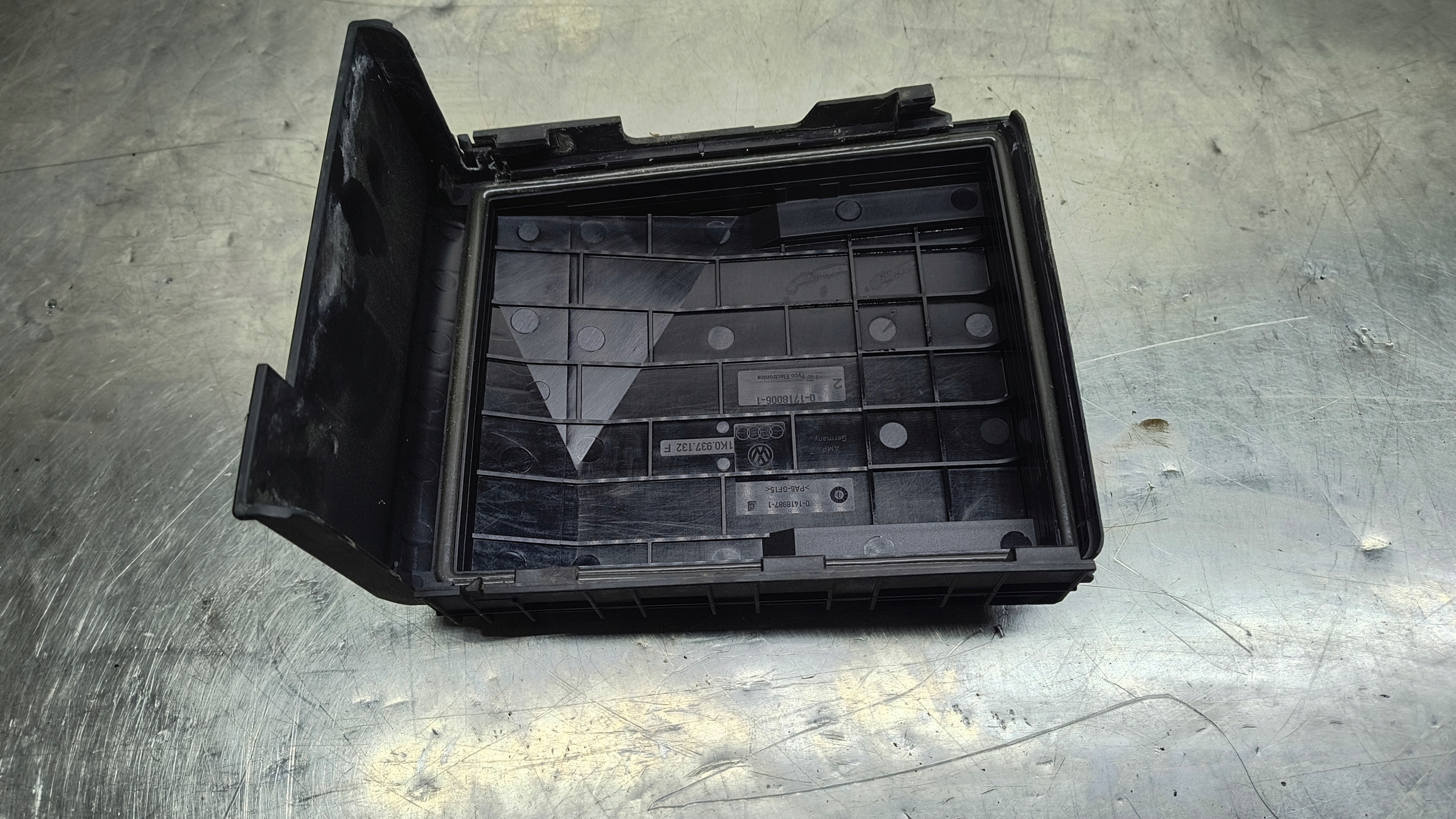 крышка коробки предохранителей Audi OE 1K0937132F