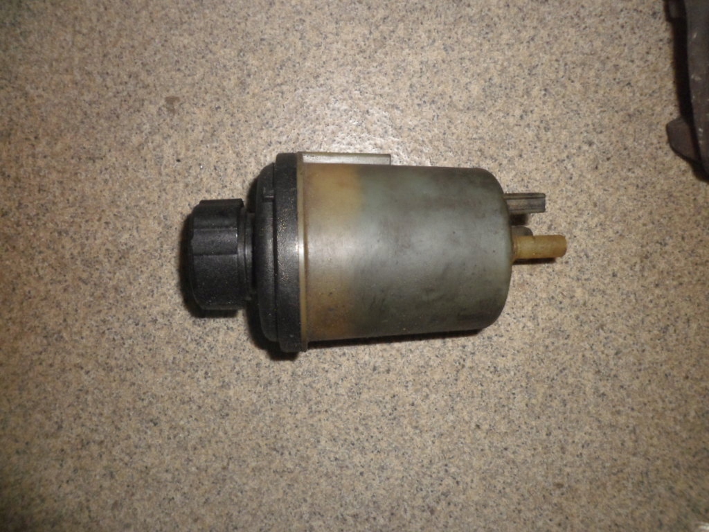 БАЧОК ГИДРОУСИЛИТЕЛЯ VOLVO 6C91-3R700-BC