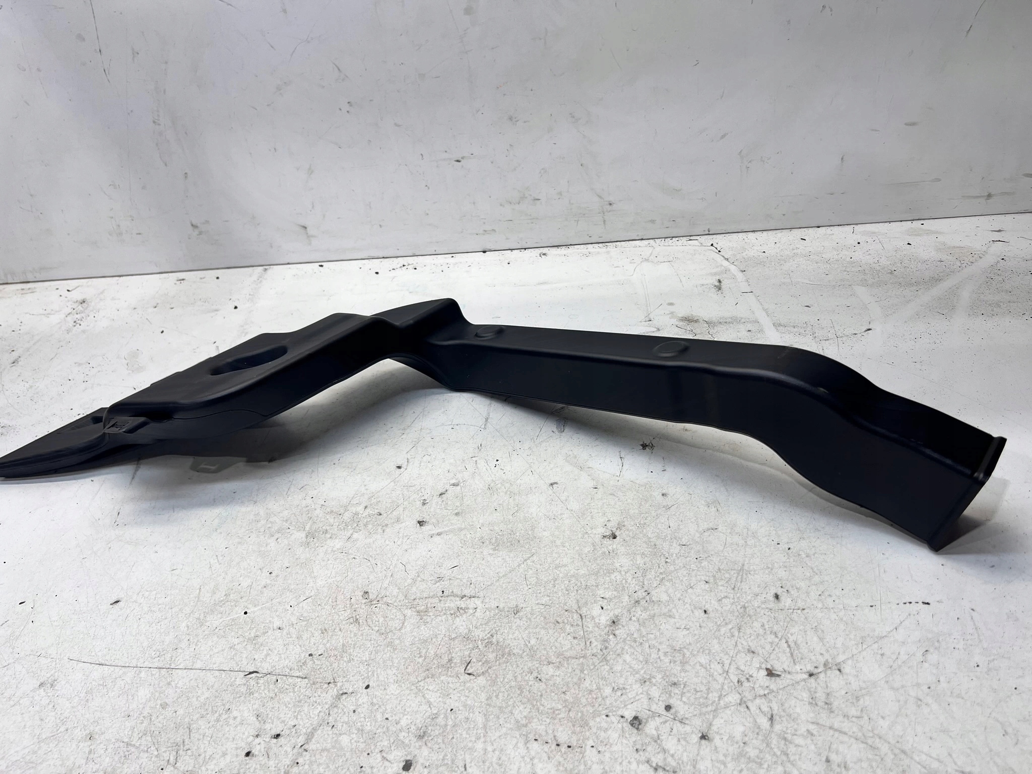 drain POWIETRZNY left AUDI Q4 E-TRON 1EA819801