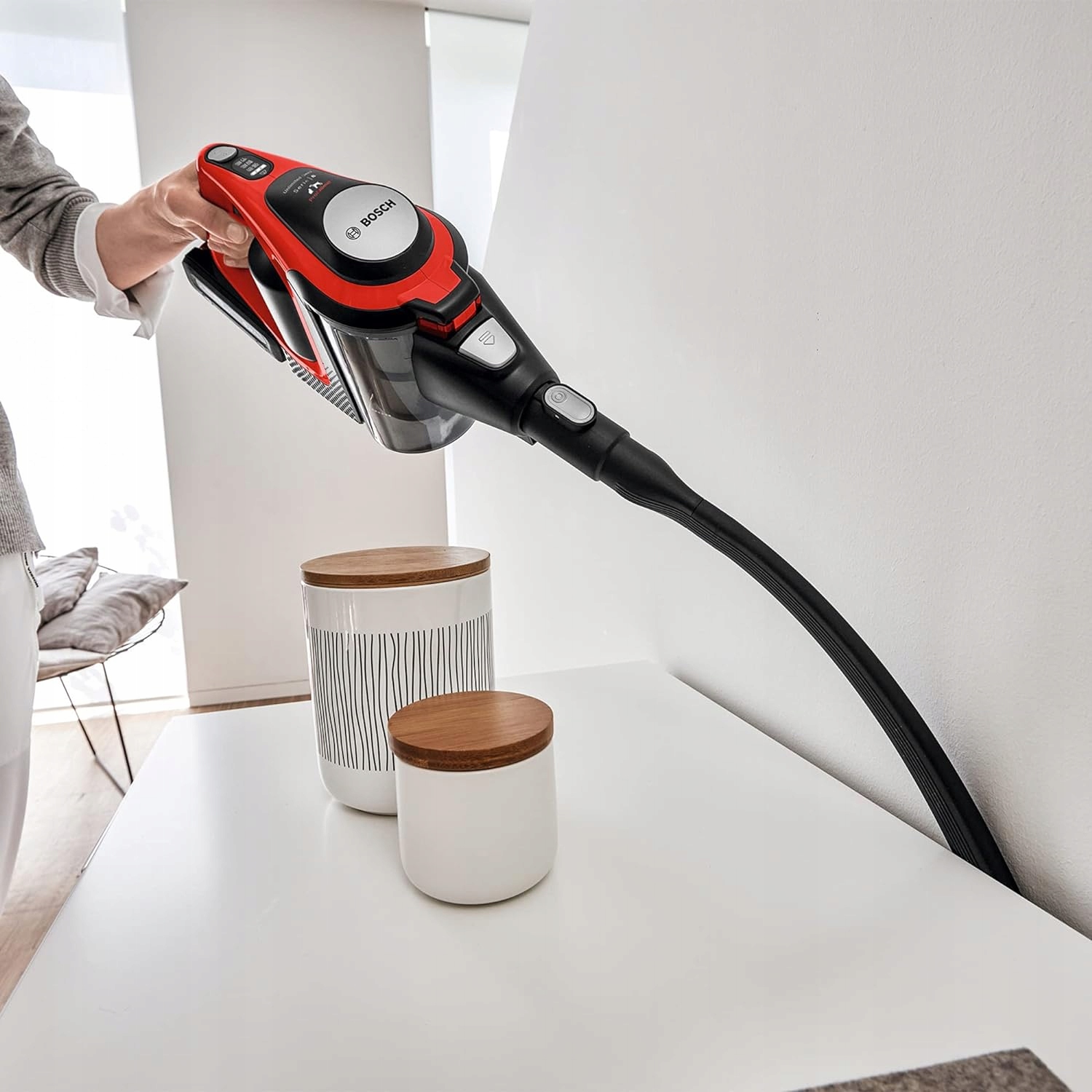 ODKURZACZ PIONOWY RĘCZNY 2W1 BOSCH ELEKTROSZCZOTKA LED 4AH ZESTAW AKCESORIA Moc 0 W