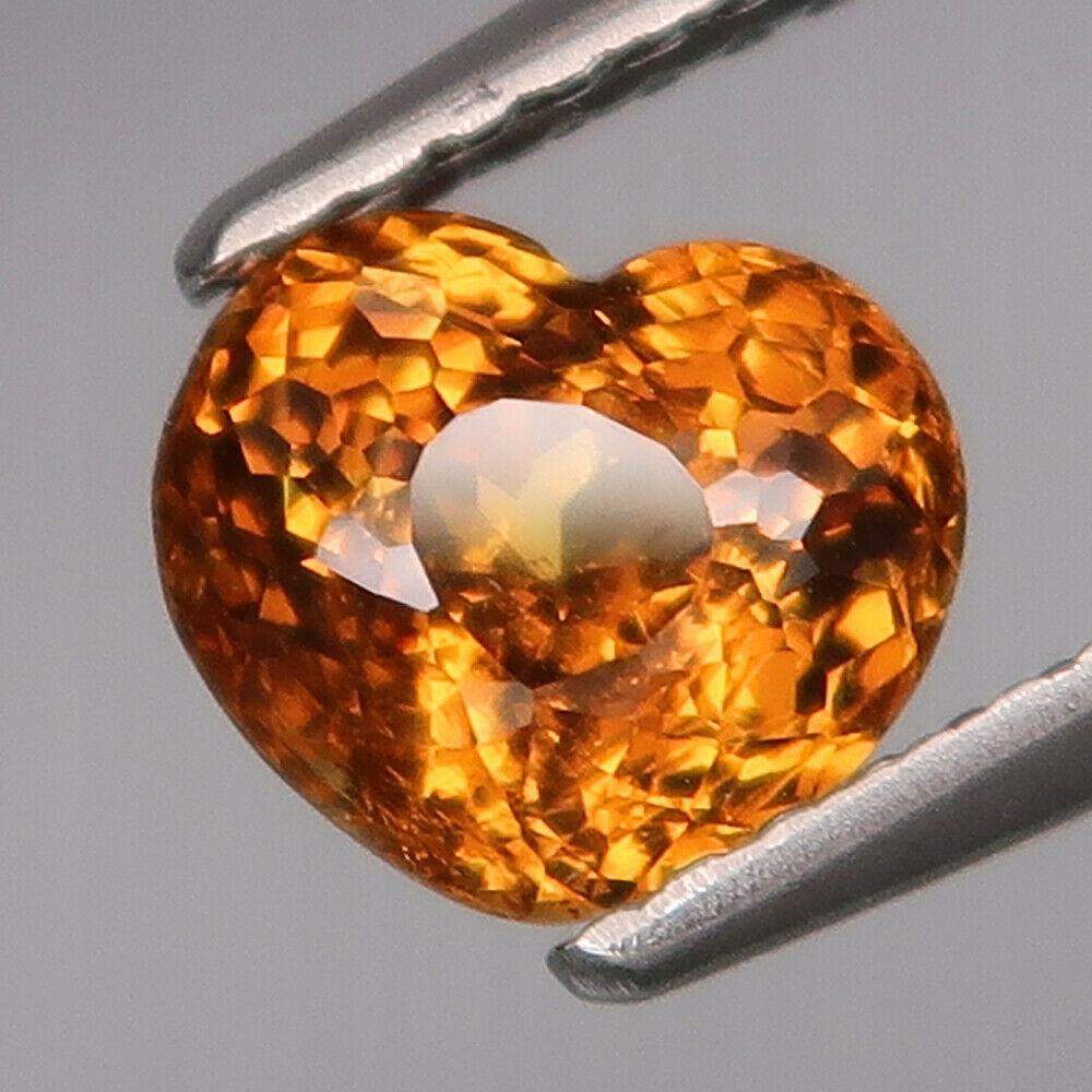 přírodní granát srdce 5,96 x 6,69 mm 1,33 karátový certifikát