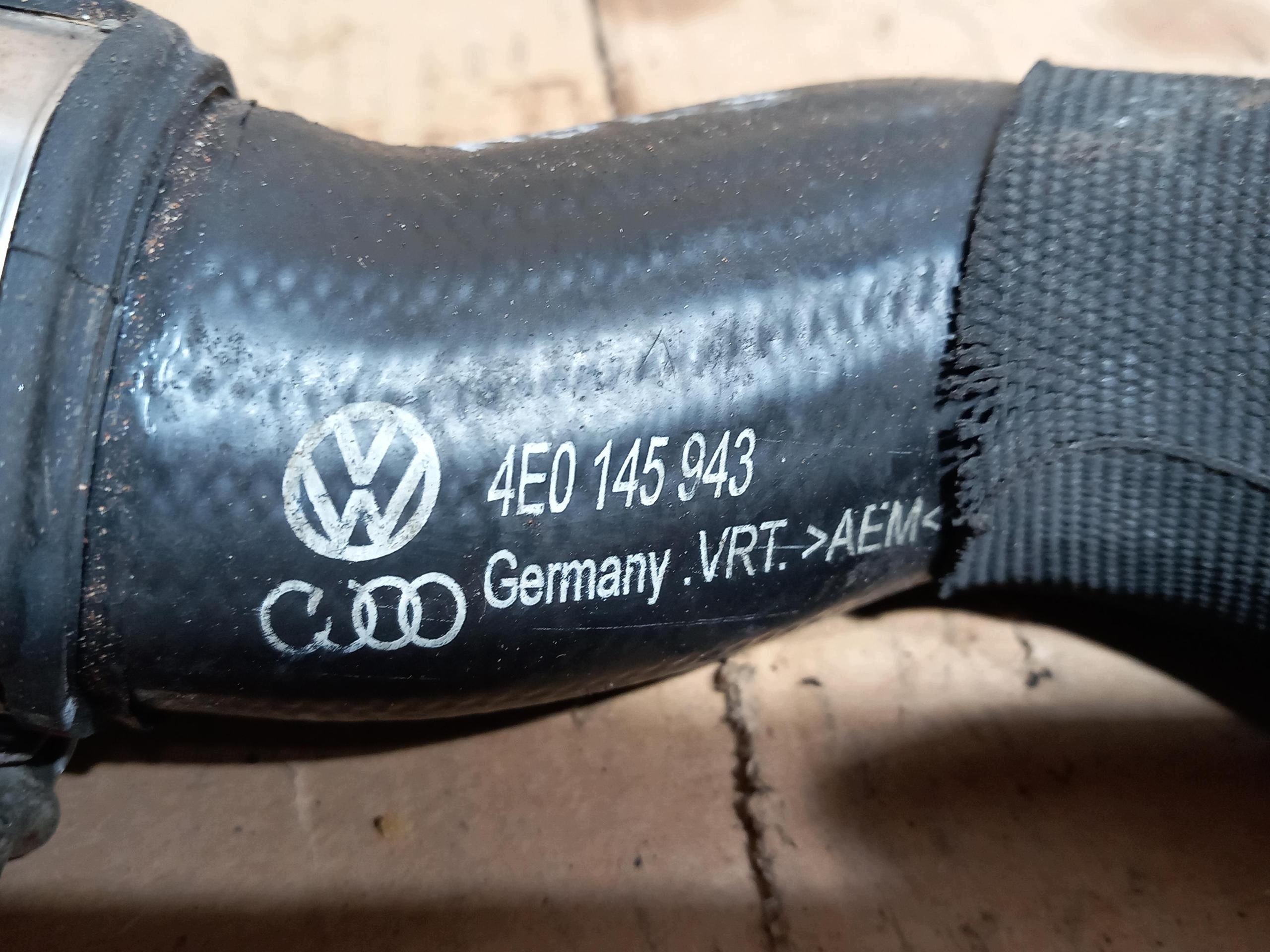 vedení trouba intercoolera AUDI A8 D3 3.0 TDI levý 4E0145943