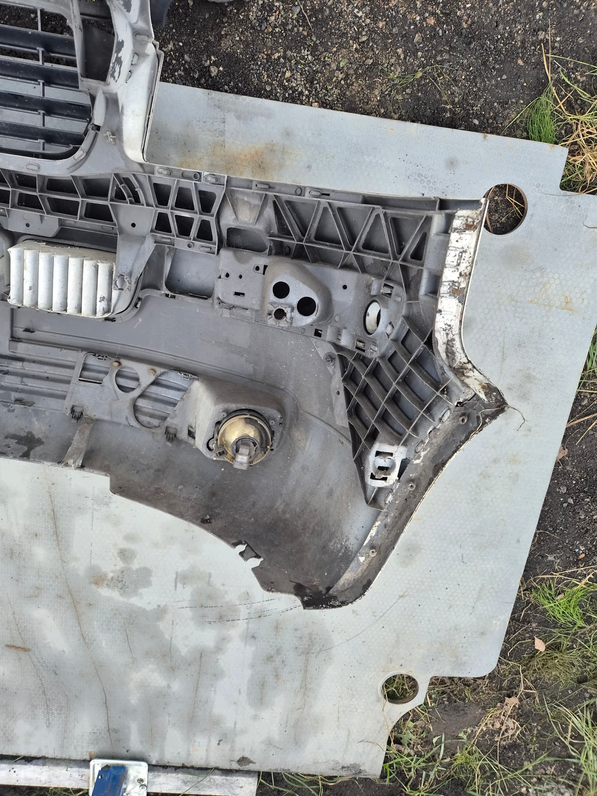 VW T5 Frontstoßstange vorne Caravelle Multivan bialy