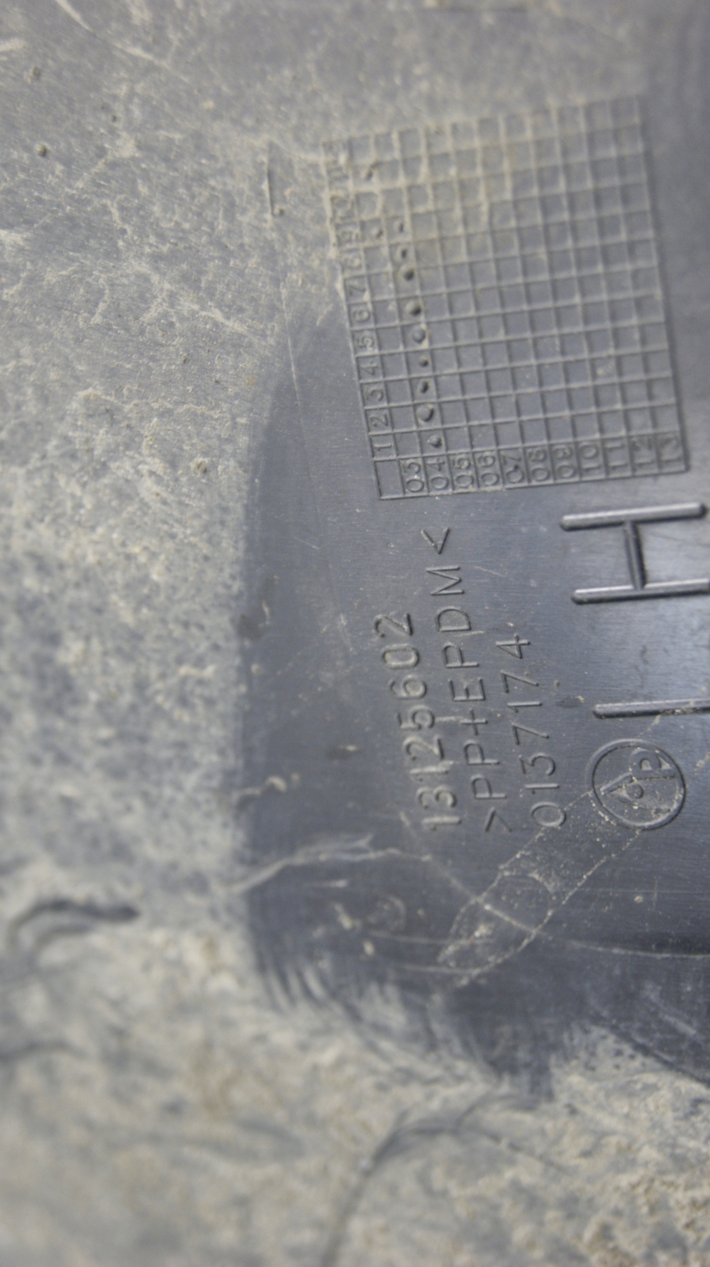 mudguard left front OPEL ASTRA H 13125604