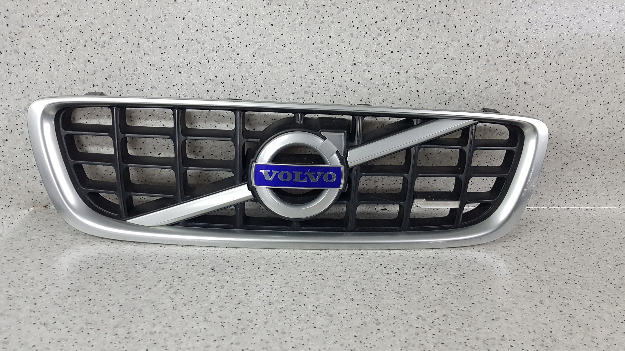 VOLVO V70 R - DESIGNE 2007 - maska D 8811