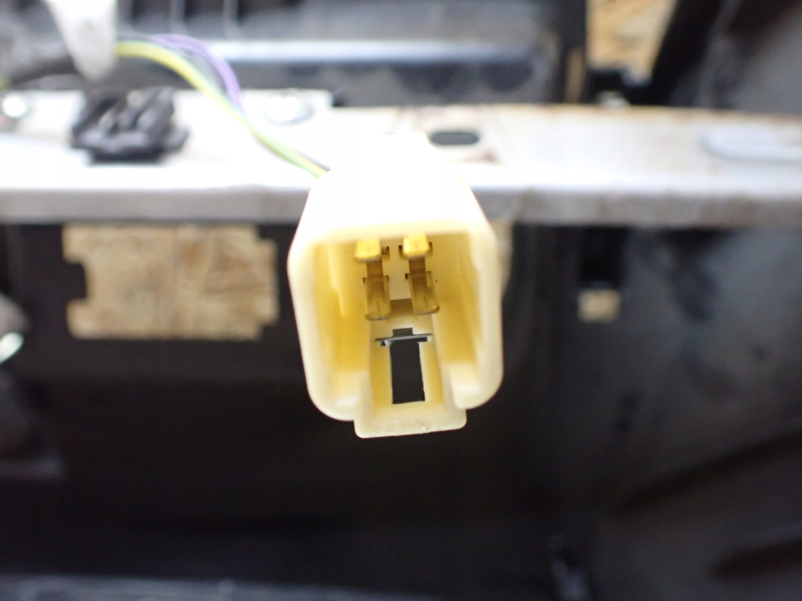 крепление диффузор бардачок subaru Forester III 2008R 2.0 10601