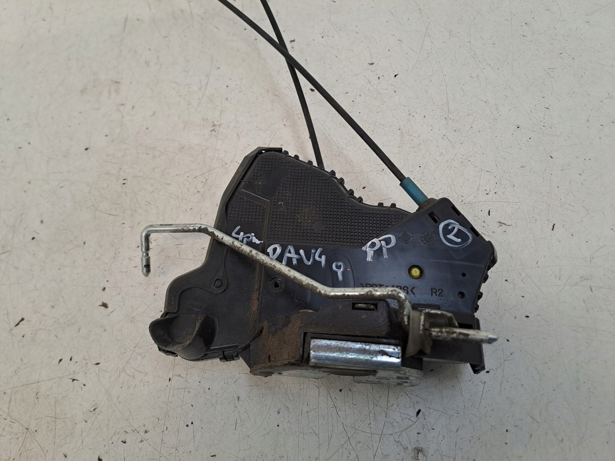 lock right front 2 PIN 4F6062318 Toyota RAV4