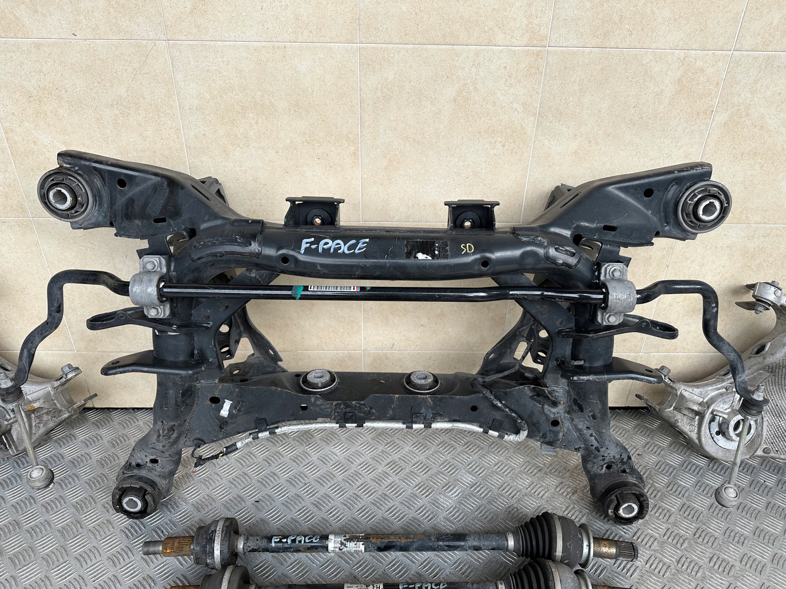 KOŁYSKA TYLNA JAGUAR F-PACE 2.0 BZ 2019 ROK Numer katalogowy części OE BELKA TYLNA