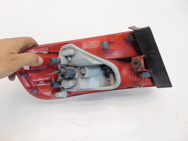 LAMPA PRAWA PRAWY TYŁ TYLNA W BŁOTNIK AUDI A4 B8 LIFT KOMBI 8K9945096 Strona zabudowy prawa