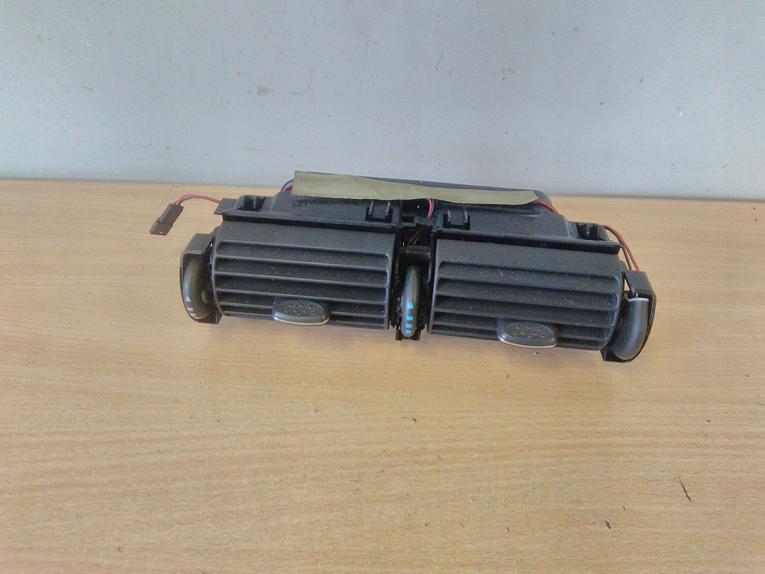 A2038300354 - MERCEDES W203 центральная вентиляционная решетка с подсветкой